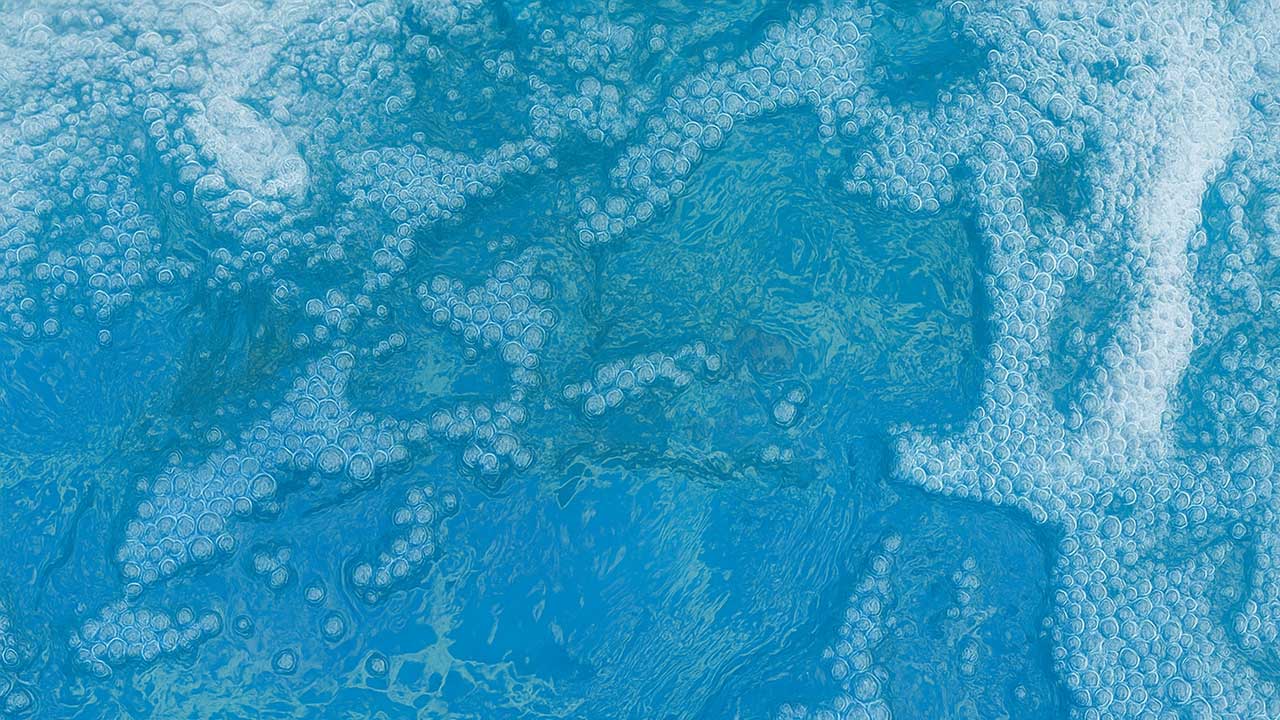 Air bubbles in the pool or return jets