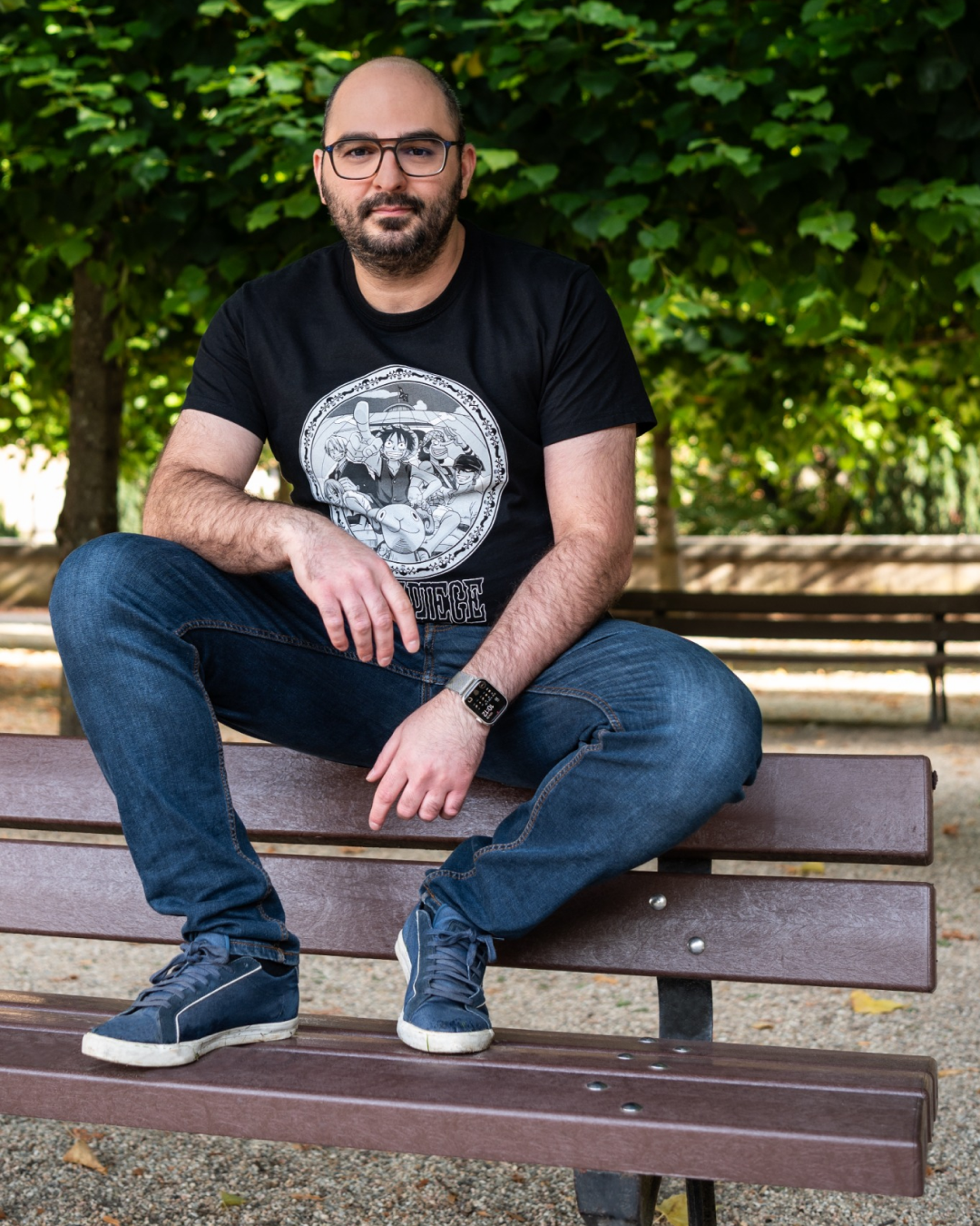 Harold Cohen, le fondateur de Canichouette, assis sur un banc dans un parc.