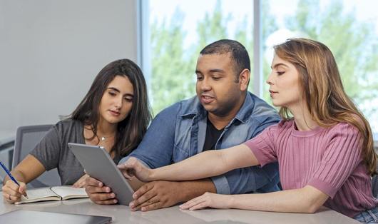 Médicos estudando juntos em um tablet