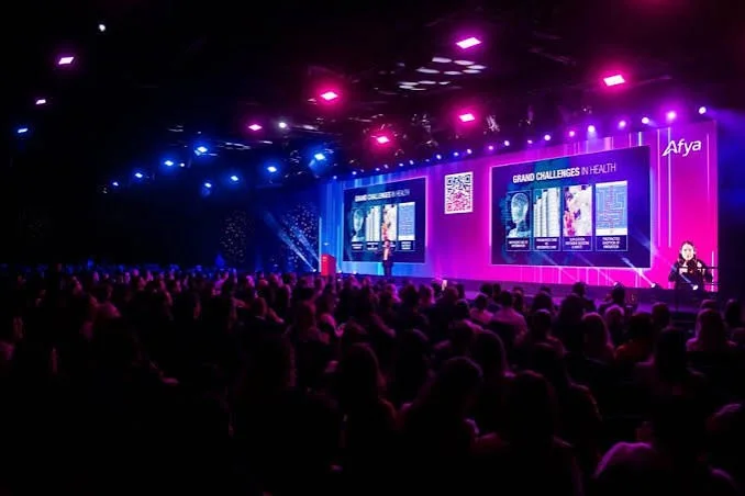 Plenária de congresso com a marca Afya no palco