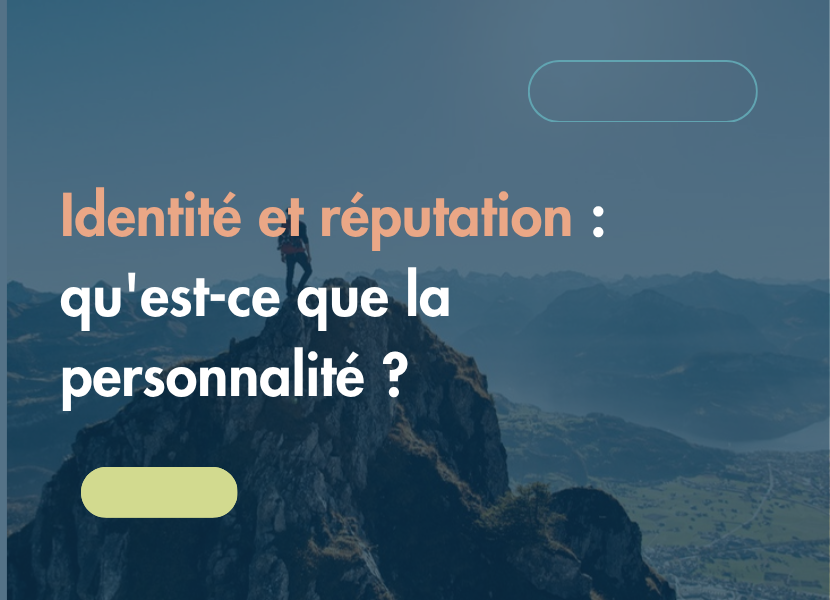 Identité et réputation : qu'est-ce que la personnalité ? Image de couverture de l'article, un marcheur se tient au sommet d'une montagne face à un paysage de vallées.