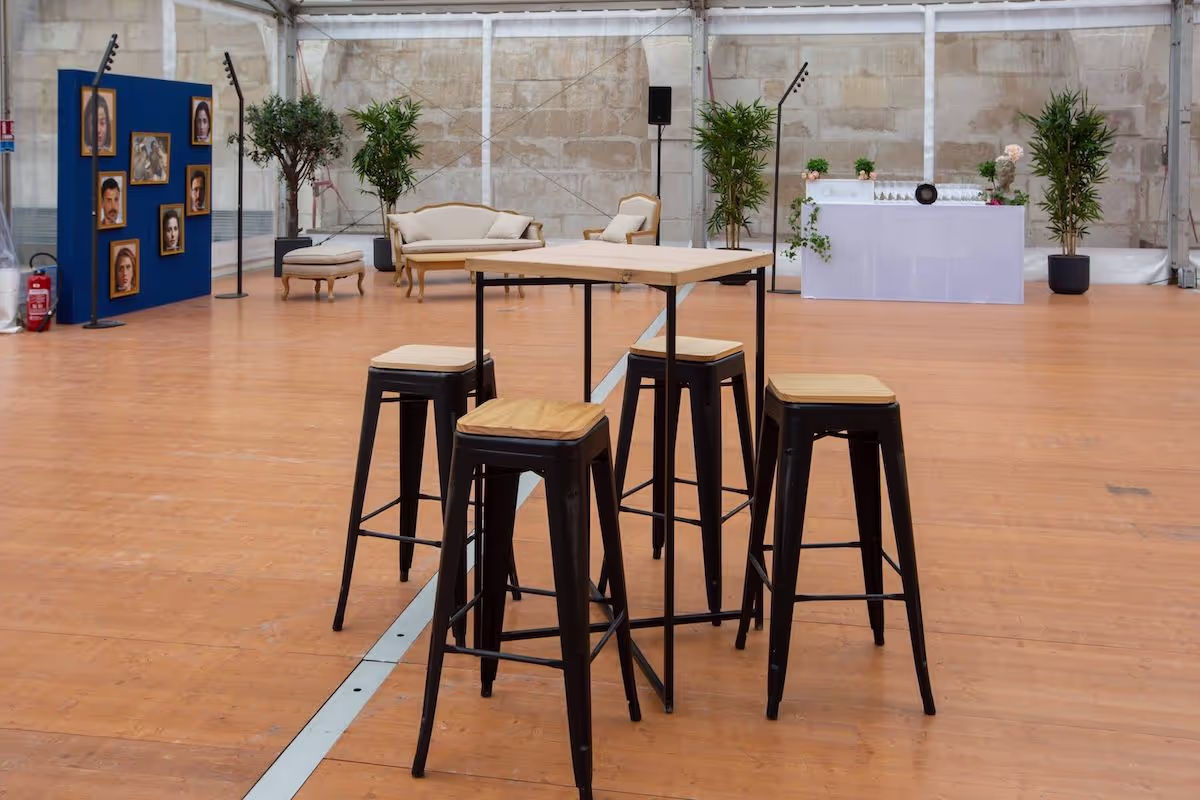 Table haute et tabourets location atawa