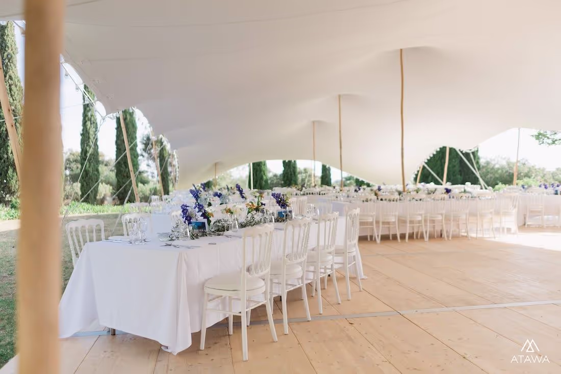 Mariage sous une tente nomade au bord de mer