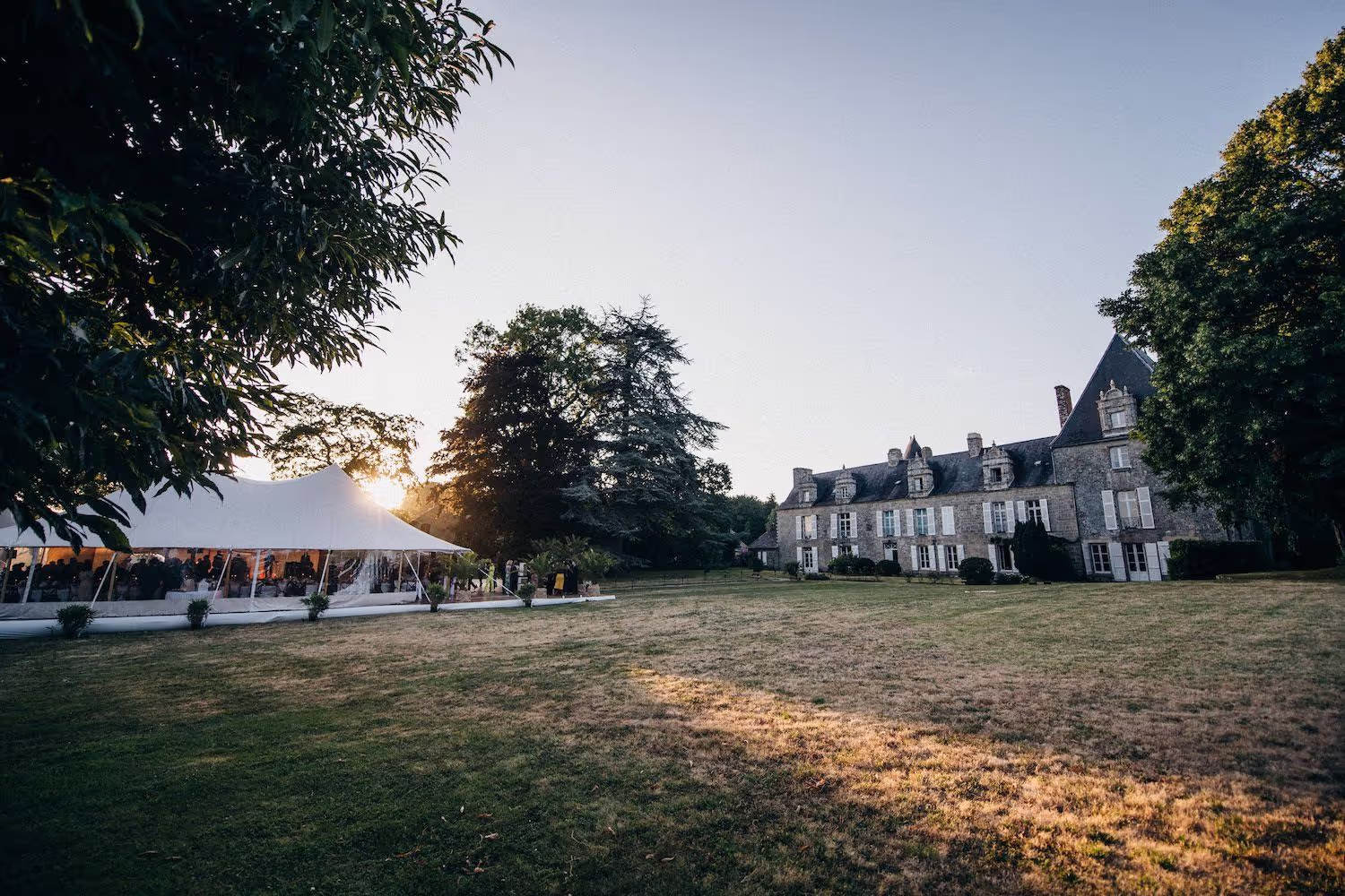 Mariage en Bretagne sous une élégante tente silhouette