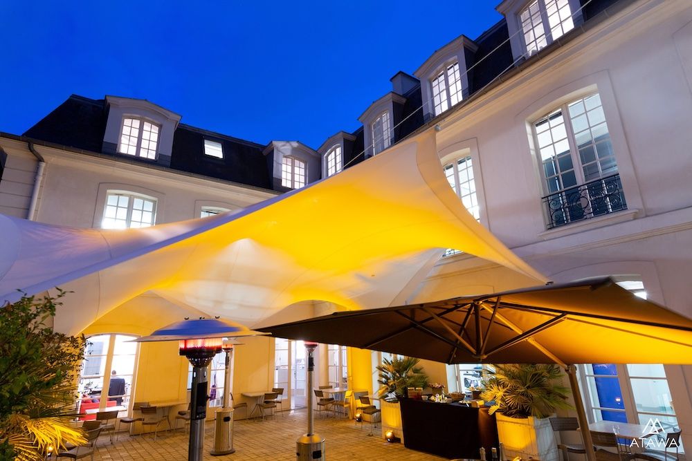 Cocktail d'entreprise dans une cour à Paris