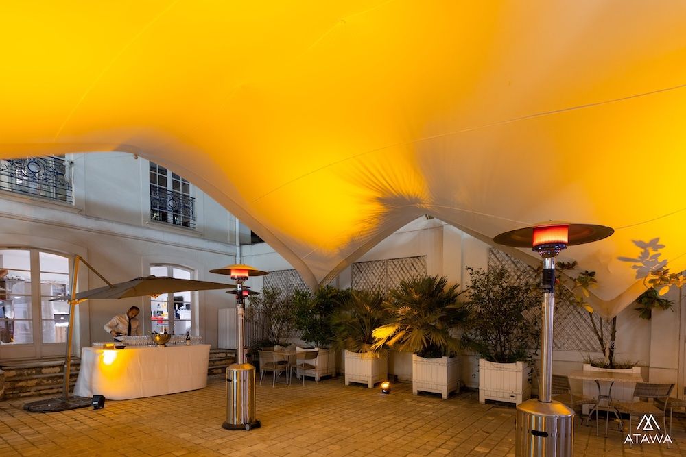 Soirée d'entreprise dans une cour et location de parasols chauffants