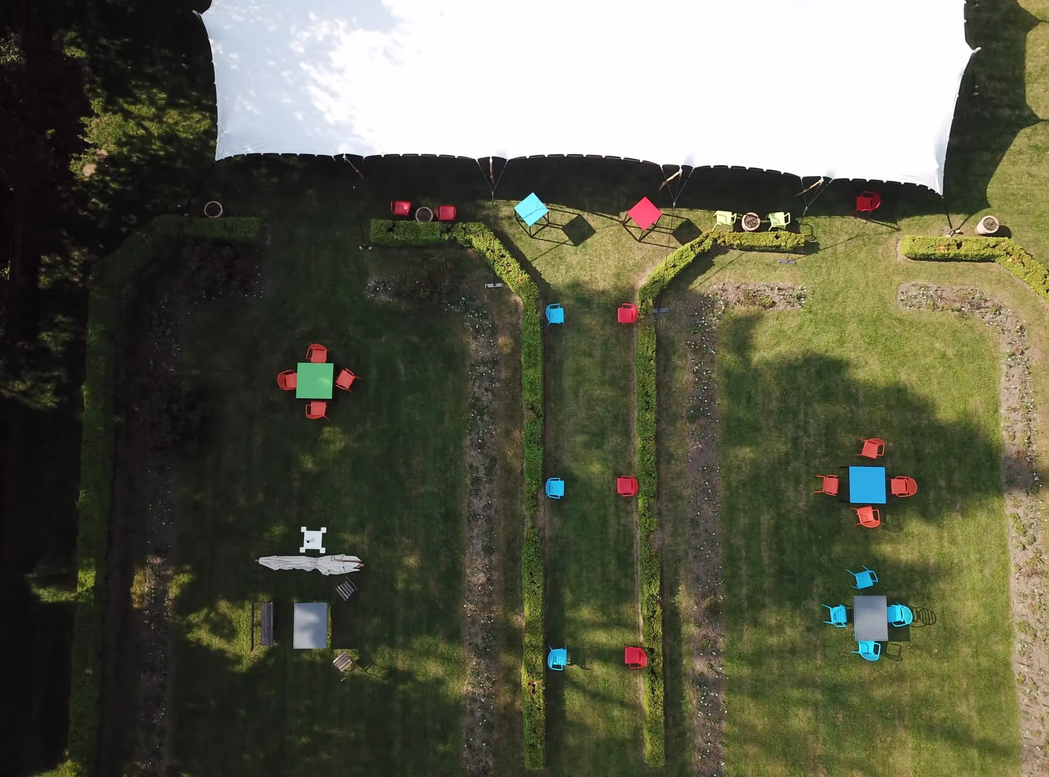 Location tables et chaises colorées - ATAWA