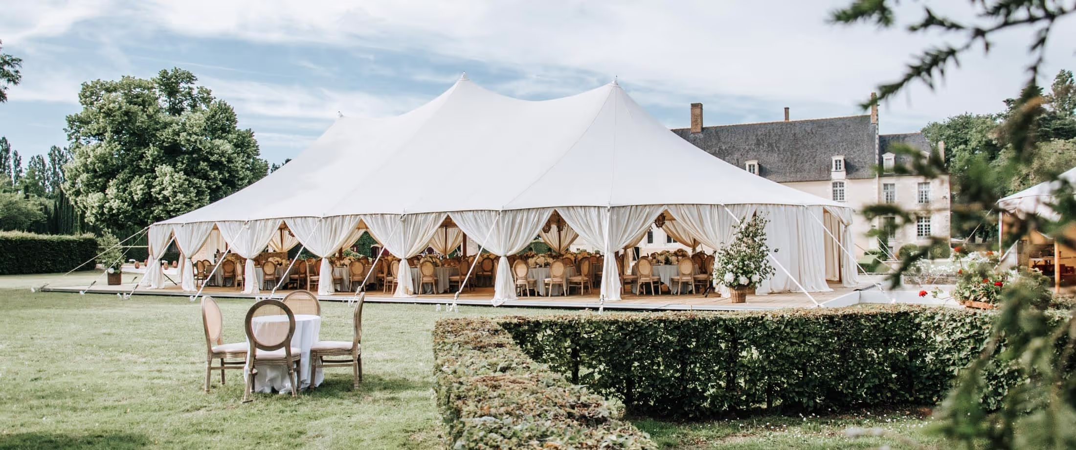 Mariage sur le thème blanc et naturel au Château du Bois de Sanzay