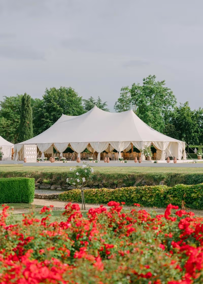 Mariage sur le thème blanc et naturel au Château du Bois de Sanzay