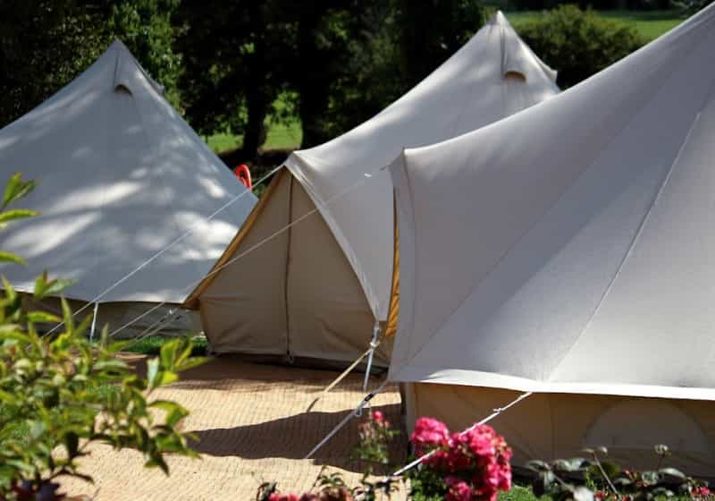 Mariage intimiste : louer des tipis pour loger les invités