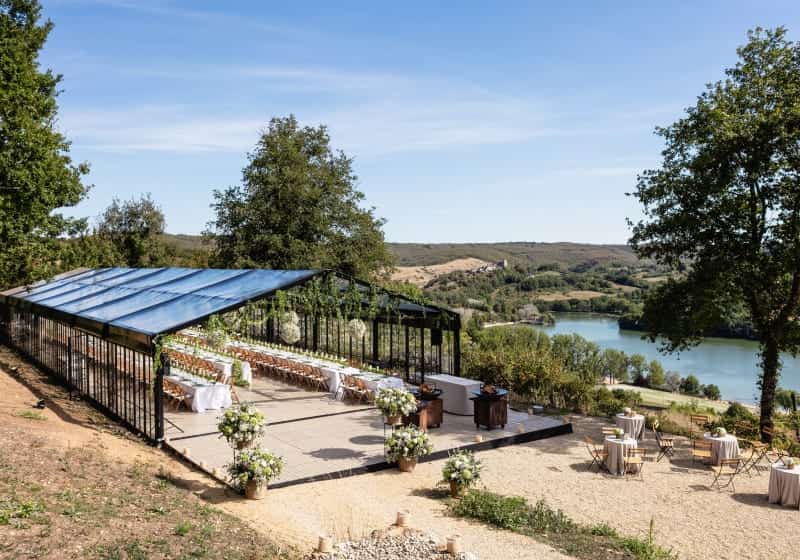 Mariage sous tente verrière au bord d’un lac en Corrèze
