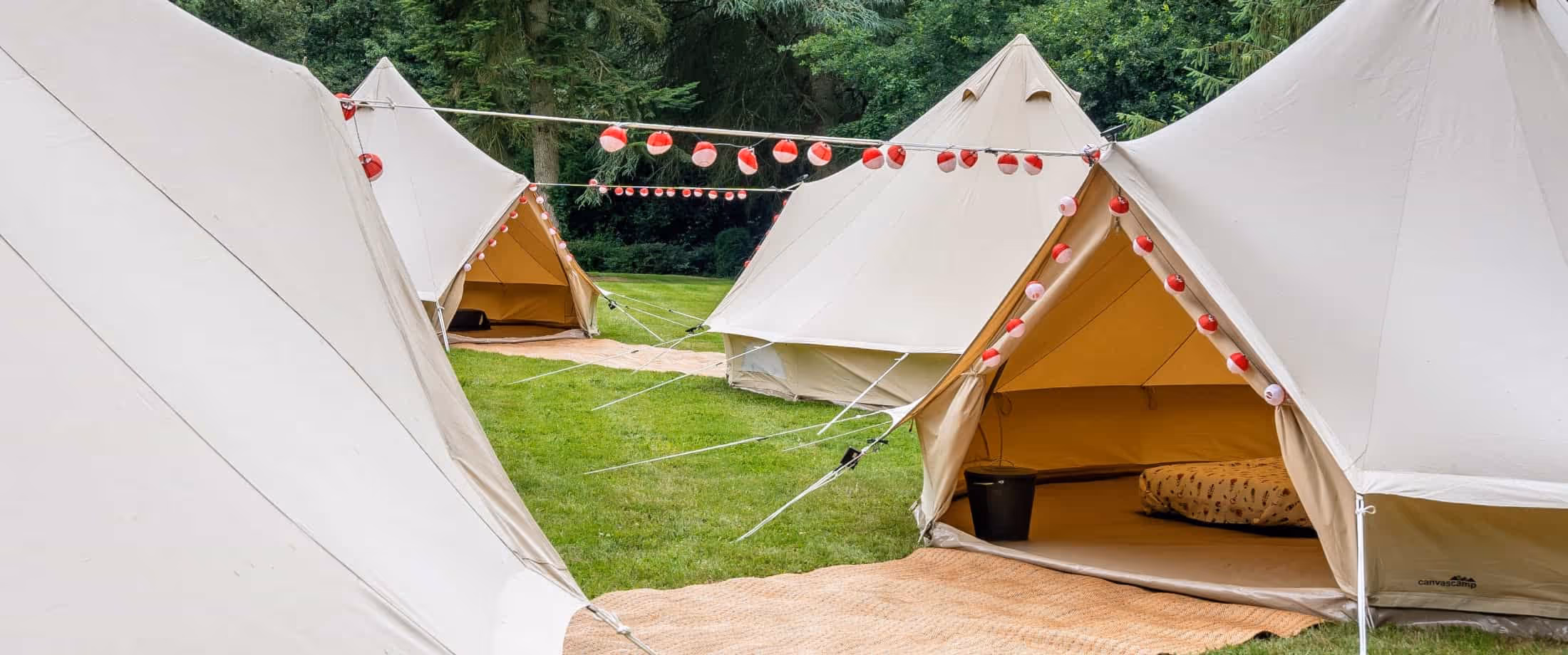 Intimate wedding: rent tipis to accommodate the guests