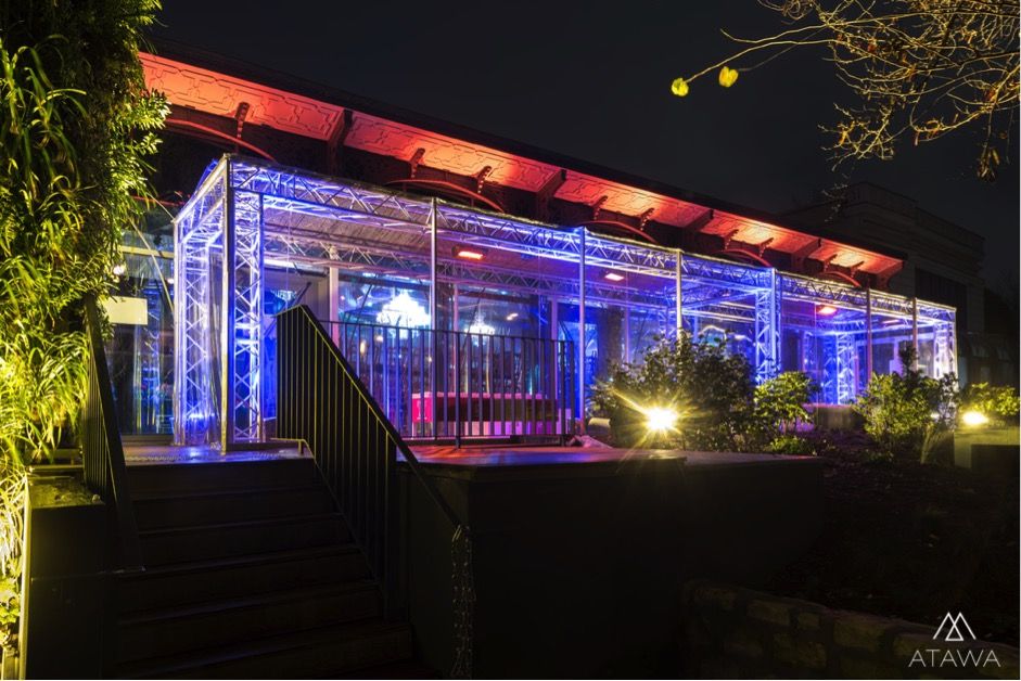 A chic and tailor-made smoking room