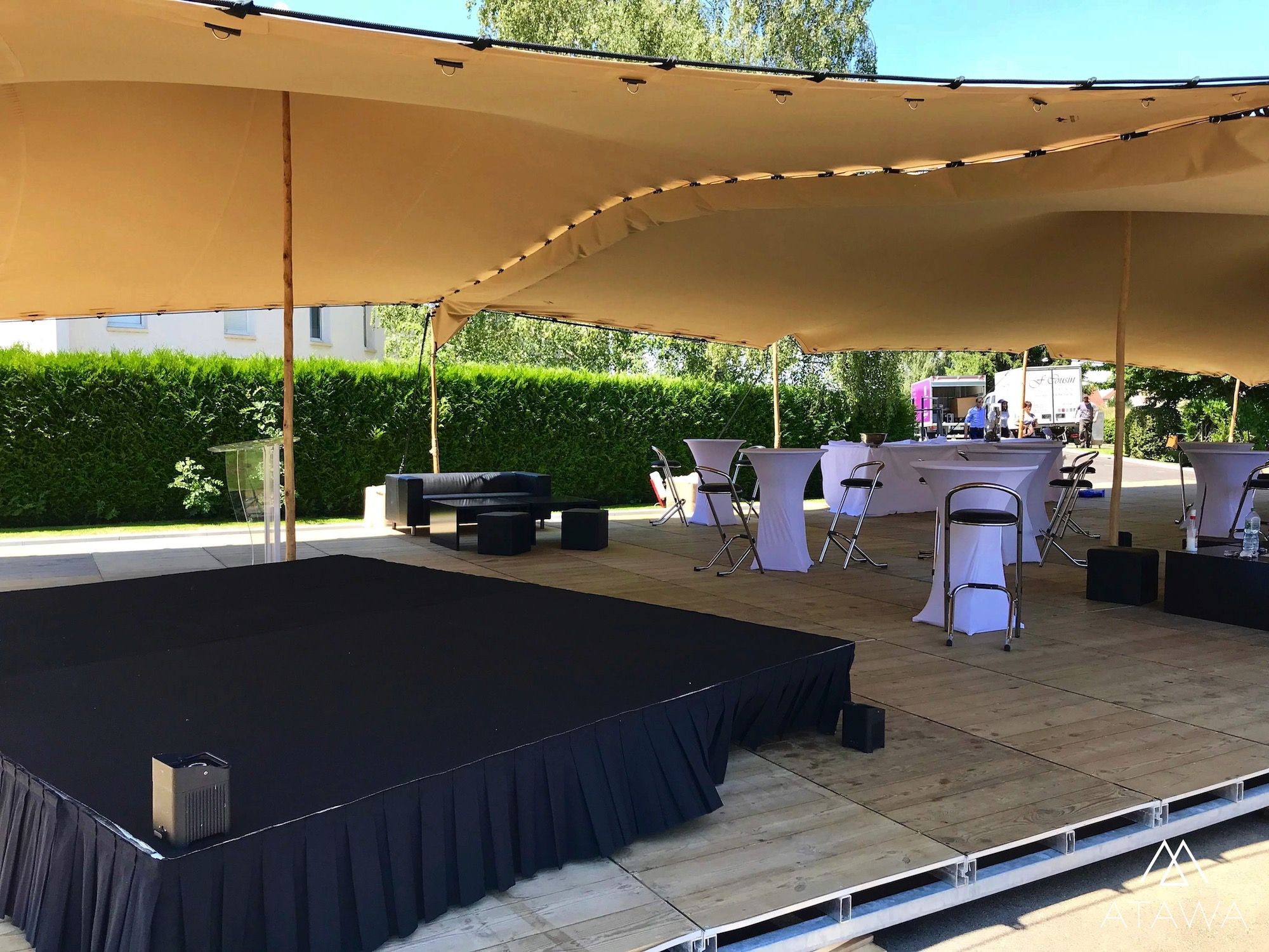 Organization of an associative cocktail