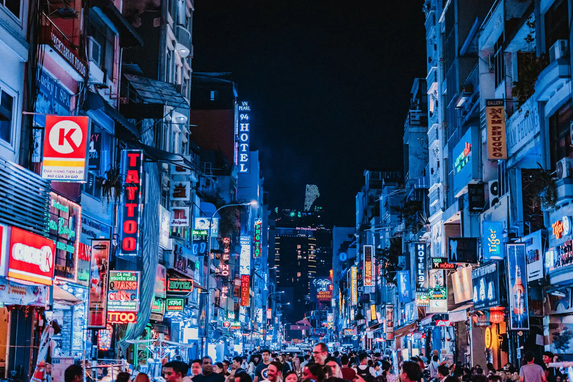 Strada Bui Vien din Ho Chi Minh City noaptea, aglomerata, cu reclame neon colorate si multimi de turisti. Foto: Georgios Domouchtsidis / Unsplash