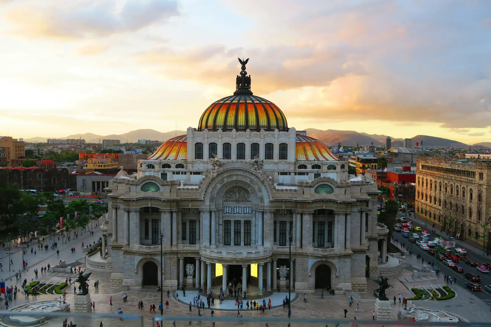 Palacio de Bellas Artes din Ciudad de México vazut de sus, cu cupola colorata si piata plina de oameni. Foto: David Carballar / Unsplash