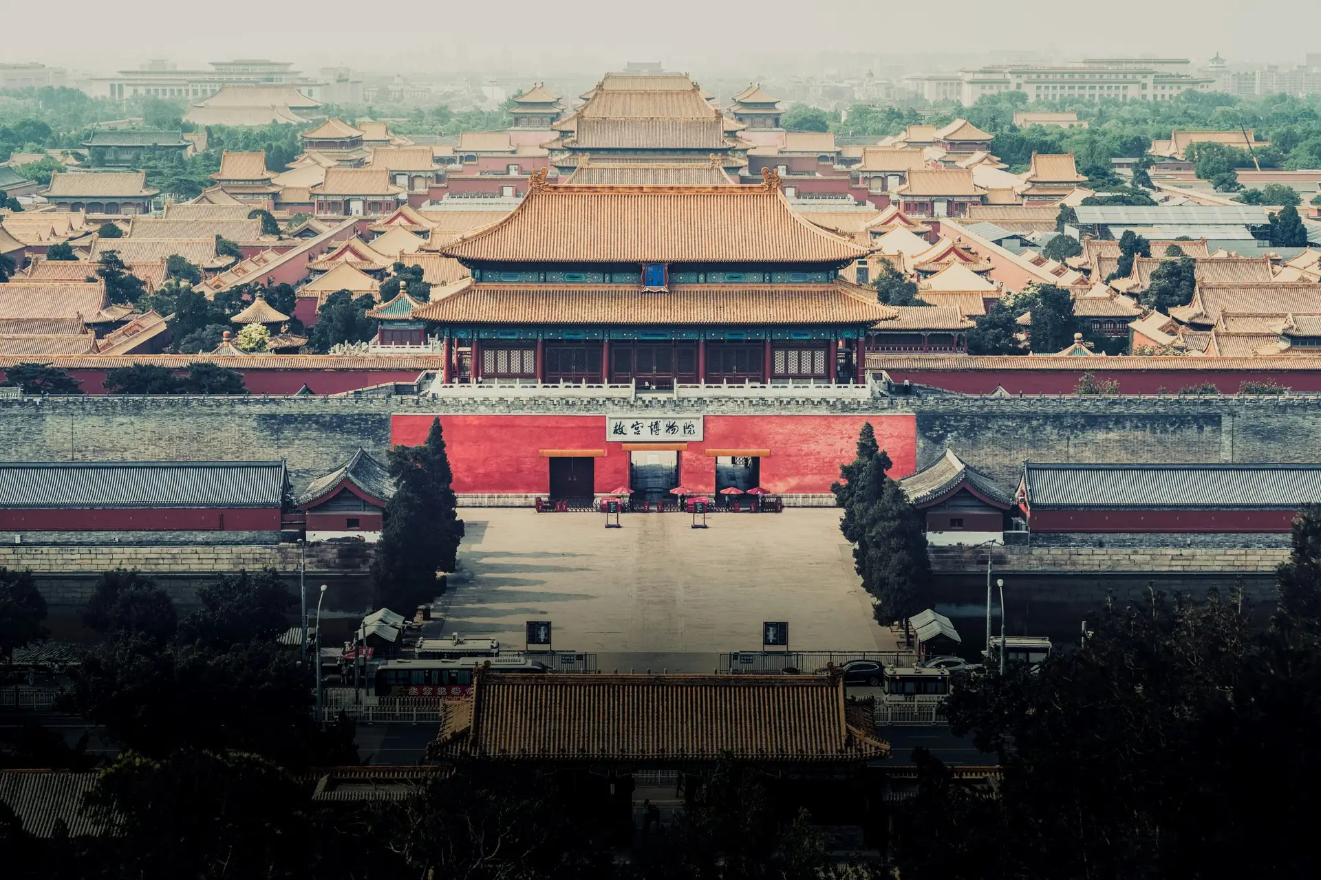 Vedere de sus asupra Orasului Interzis din Beijing, cu Poarta Shenwu si acoperisurile palatelor imperiale. Foto: ZQ Lee / Unsplash
