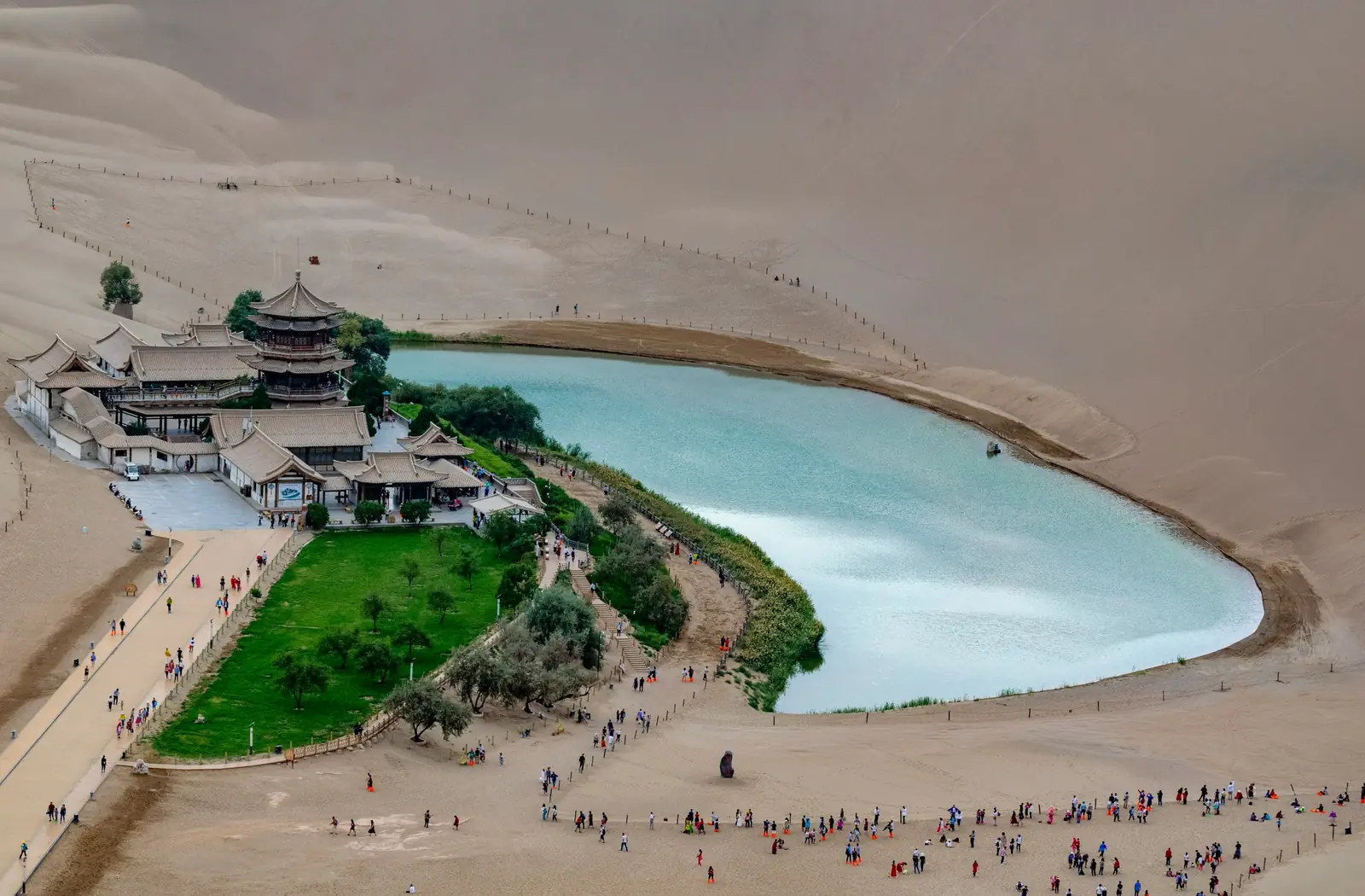 Lacul Semilunii de langa Dunhuang, o oaza cu pagoda si pavilioane intre dunele de nisip, vazuta de sus. Foto: Yu Wang / Unsplash
