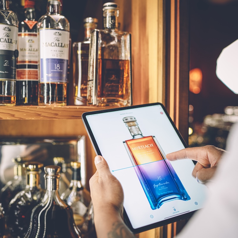 Ein Barkeeper nutzt BarBrain auf dem Tablet.