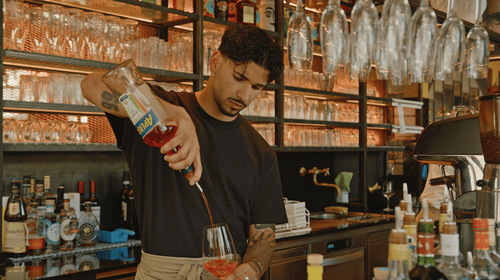 Barkeeper schenkt Aperol ein – Inventur und Bestandsmanagement für Getränke in Bars und Restaurants mit digitaler Inventursoftware