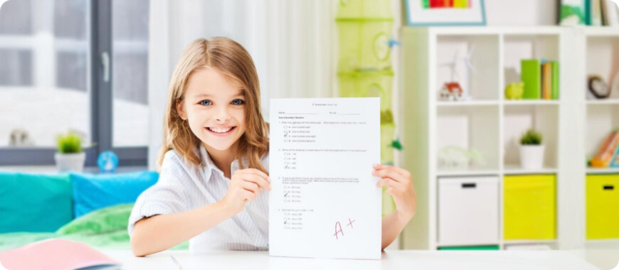 Un niño orgulloso mostrando una calificación de 'A+' en un papel, simbolizando el éxito académico y los resultados positivos de criar niños bilingües.