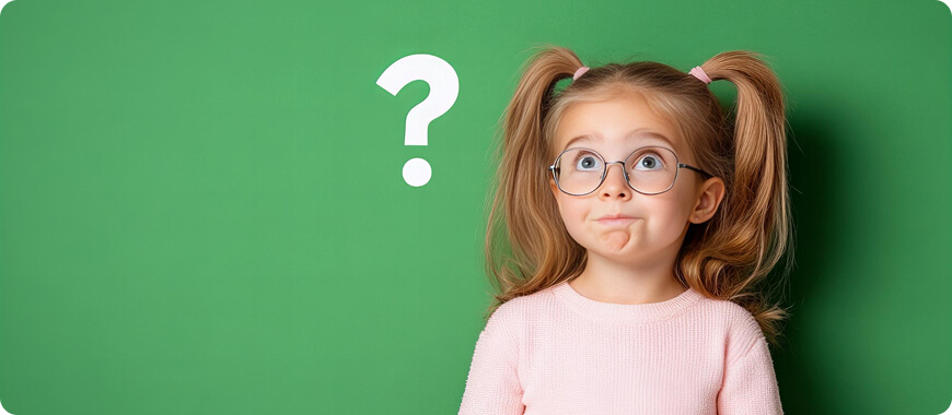 Niña preguntándose cómo usar el verbo 'to be' en inglés – ideal para niños aprendiendo am, is, are, was, were con reglas sencillas