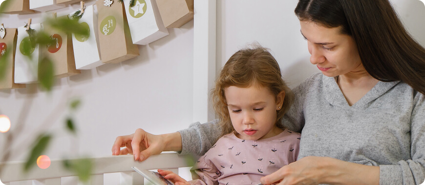 Aprendizaje de inglés en casa: padre e hijo explorando 'my', 'your', 'his', 'her' juntos Padre ayudando a su hijo a aprender pronombres posesivos en tableta — práctica interactiva de inglés para niños