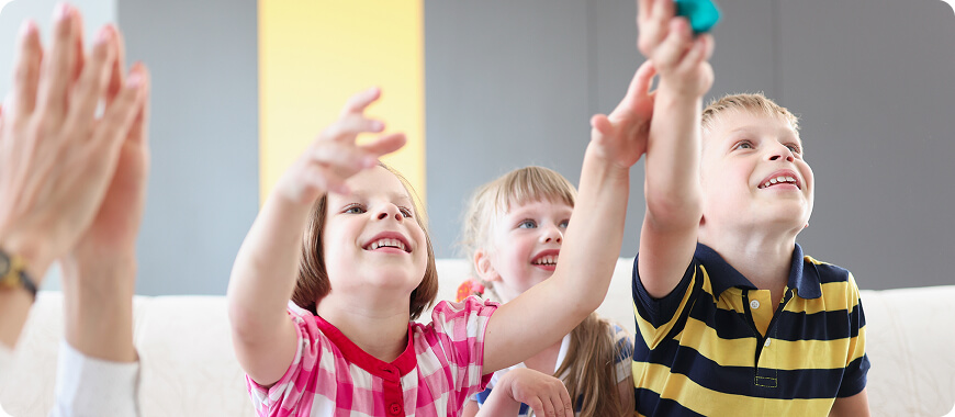 Actividad grupal divertida para enseñar adjetivos posesivos a niños — el enfoque alegre de Learnlink para la gramática Niños felices aprendiendo adjetivos posesivos como 'my', 'your', 'his', 'her' en una clase divertida de inglés