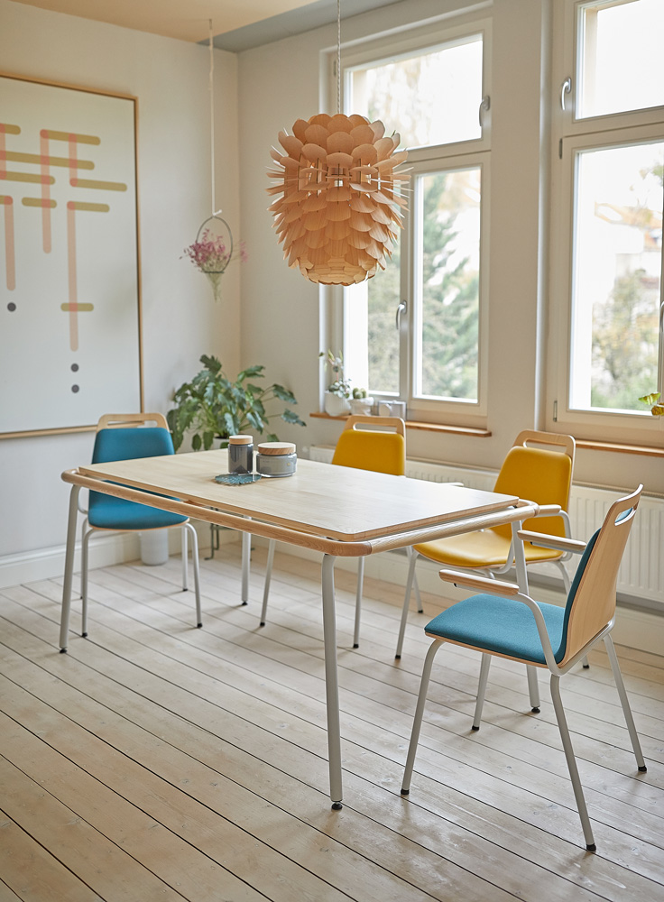 Tisch und Stühle der Mormor Möbelserie von etage8 im Einsatz in einem Innenraum