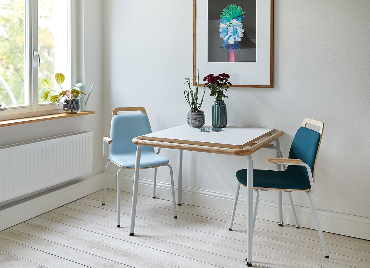Möbel der Marke Mormor in einem Innenraum mit Fokus auf Funktion und Gestaltung