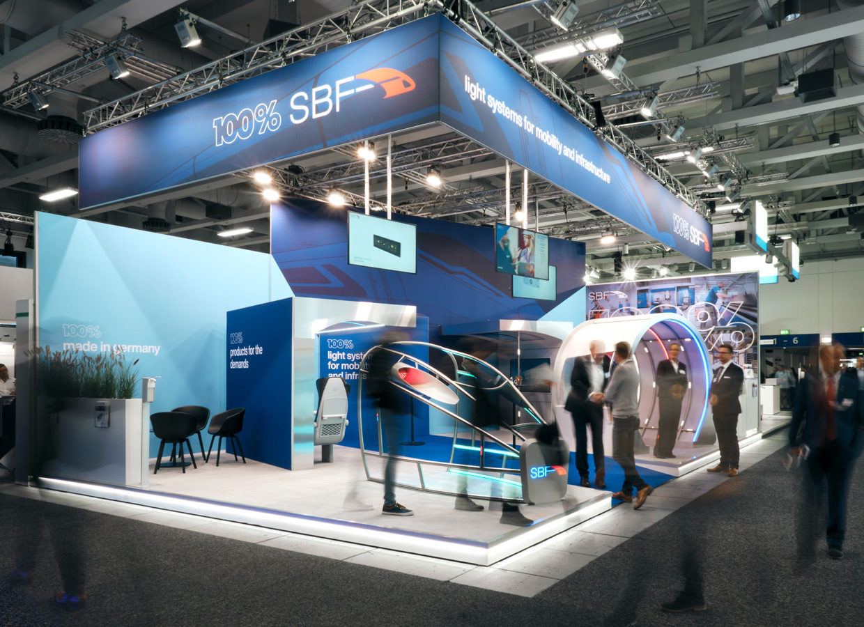 Messestandkonzept und Ausstellungsgestaltung von etage8 für SBF Spezialleuchten GmbH im Einsatz auf der Fachmesse InnoTrans