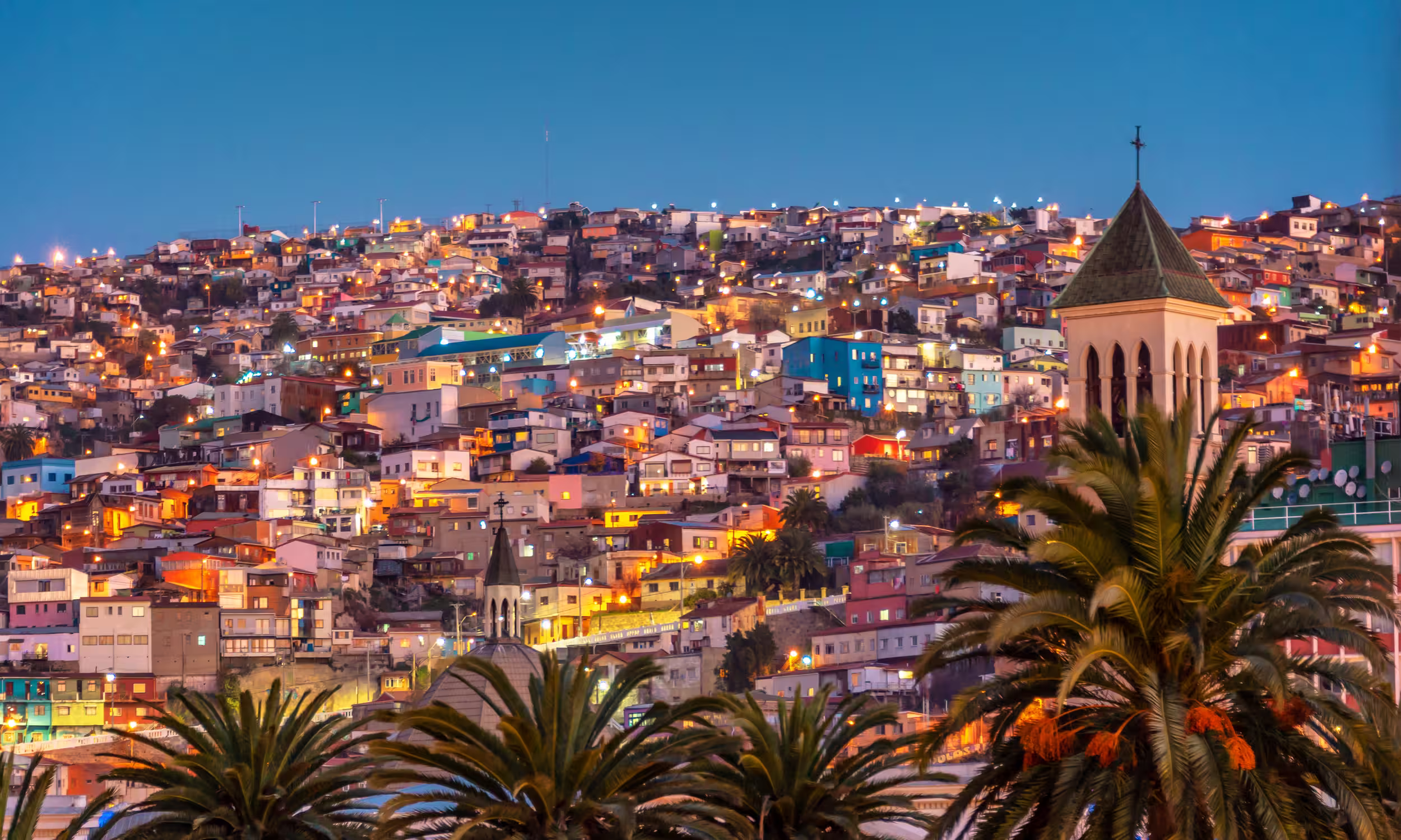 Panoramic view of Valparaíso with colorful houses covering the hillside. 