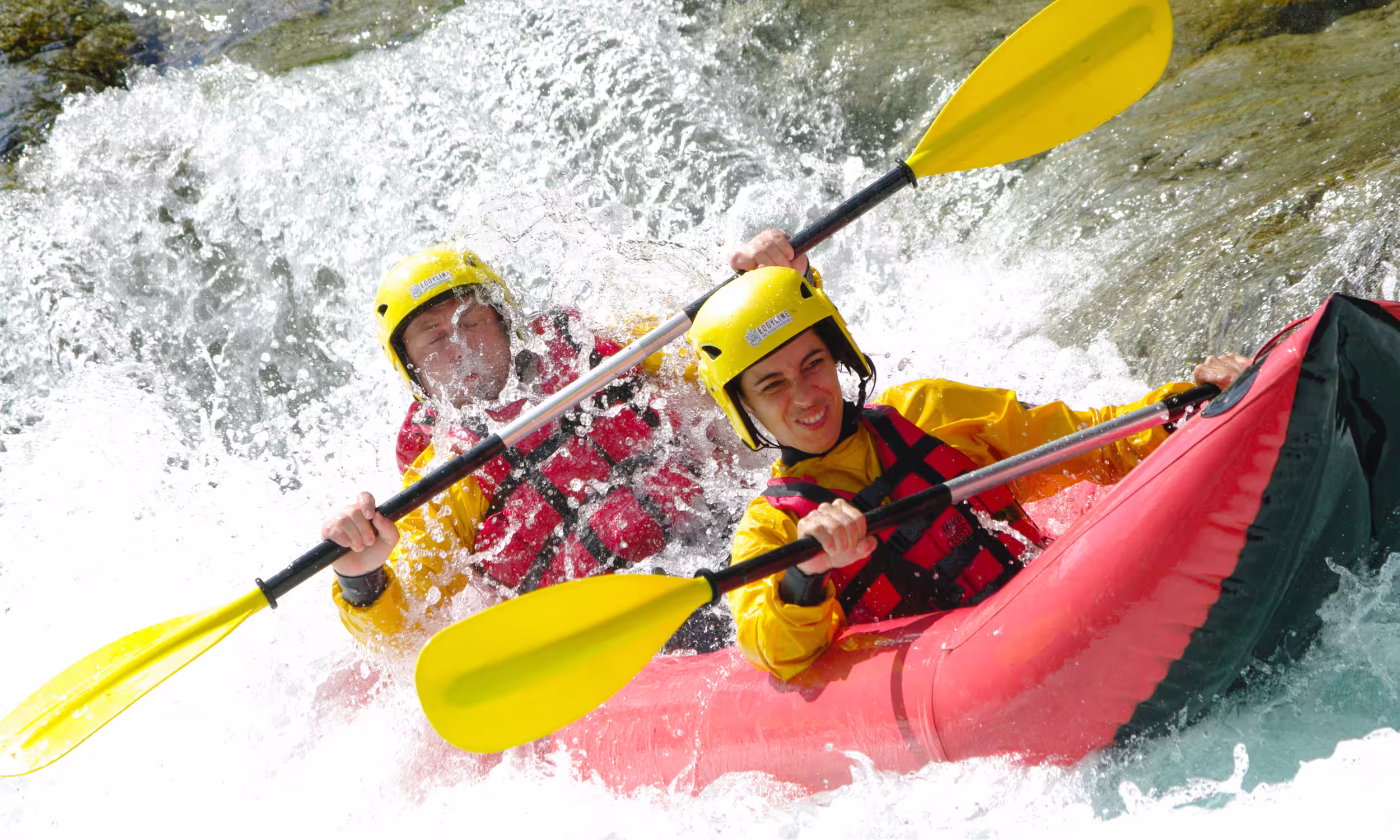 Casal a praticar rafting em rio na Costa Rica, aventura emocionante em lua de mel 