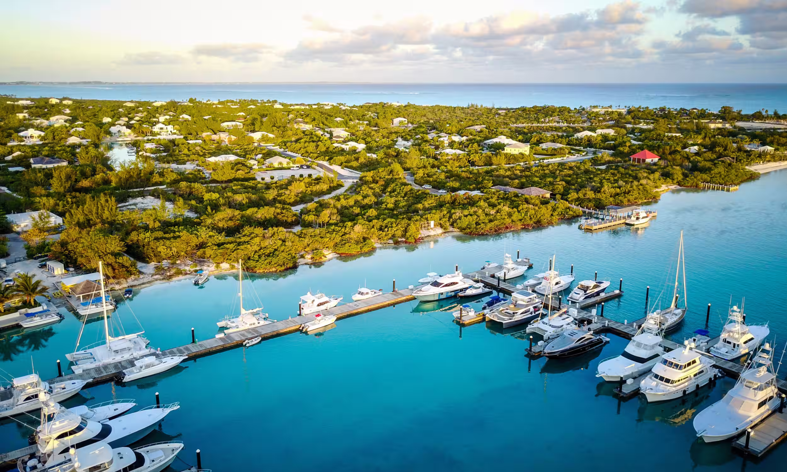 Marina em Turks and Caicos com iates e água azul, cenário sofisticado para lua de mel 