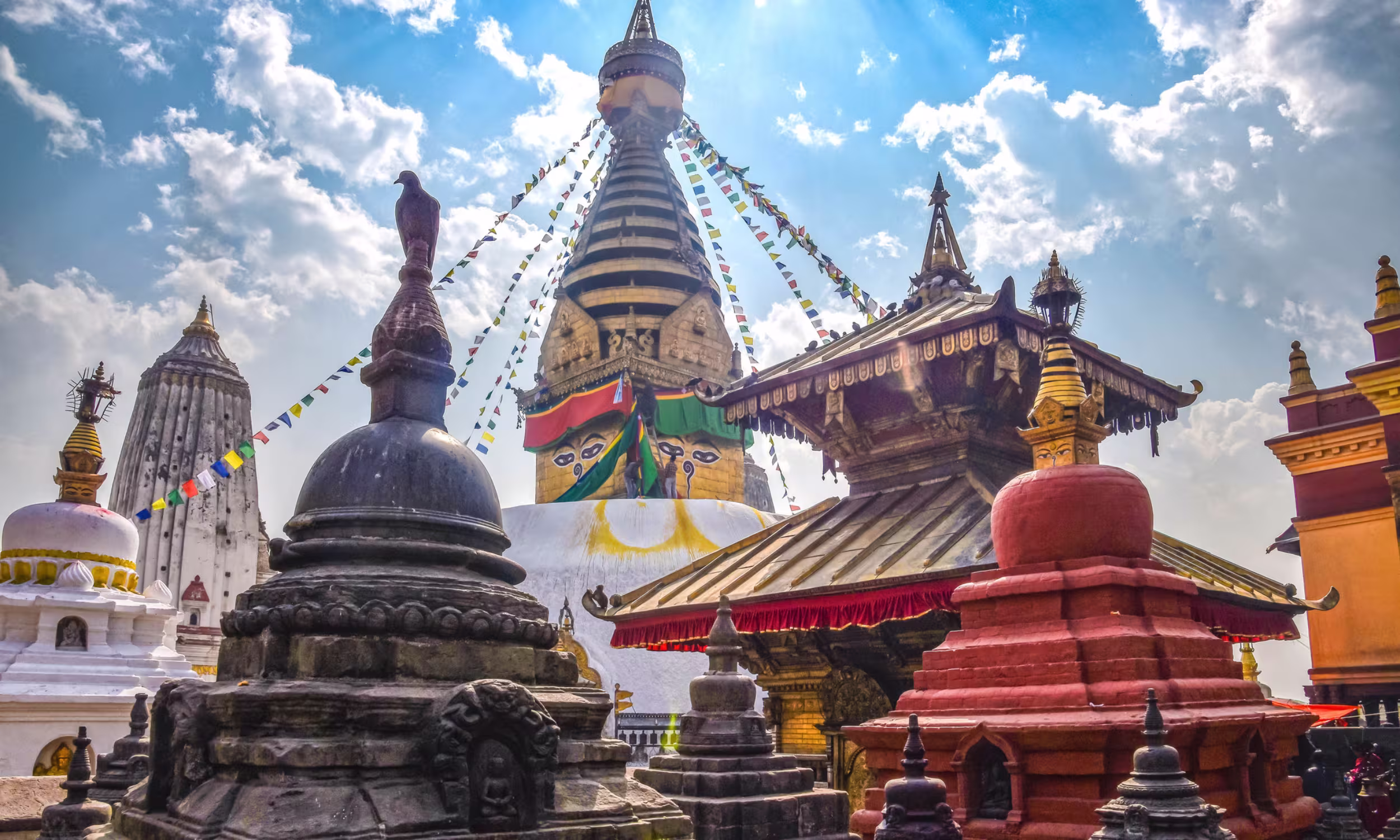 Templo Swayambhunath em Catmandu, cenário espiritual para lua de mel no Nepal 