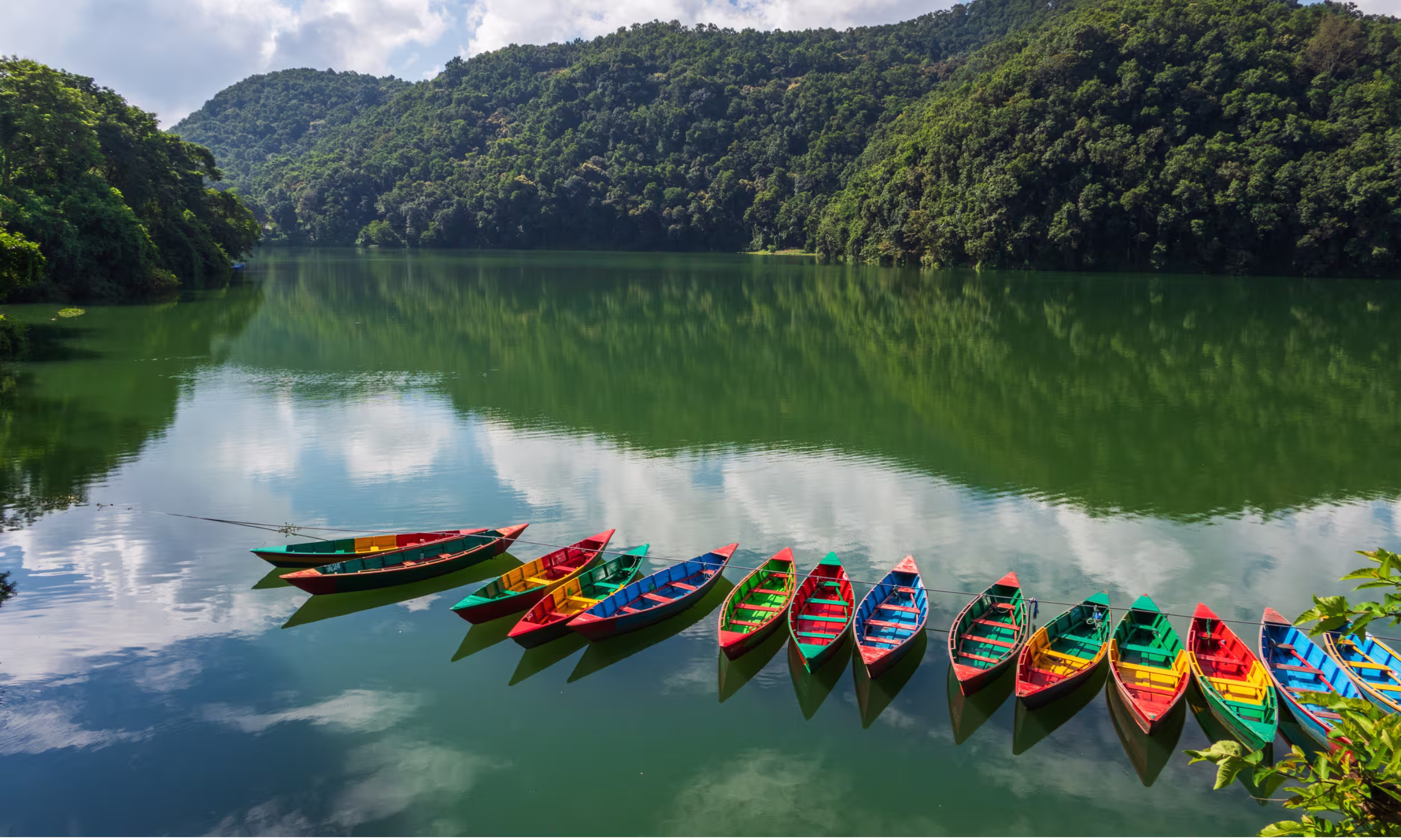 Lago Phewa em Pokhara com montanhas refletidas, destino romântico de lua de mel no Nepal 