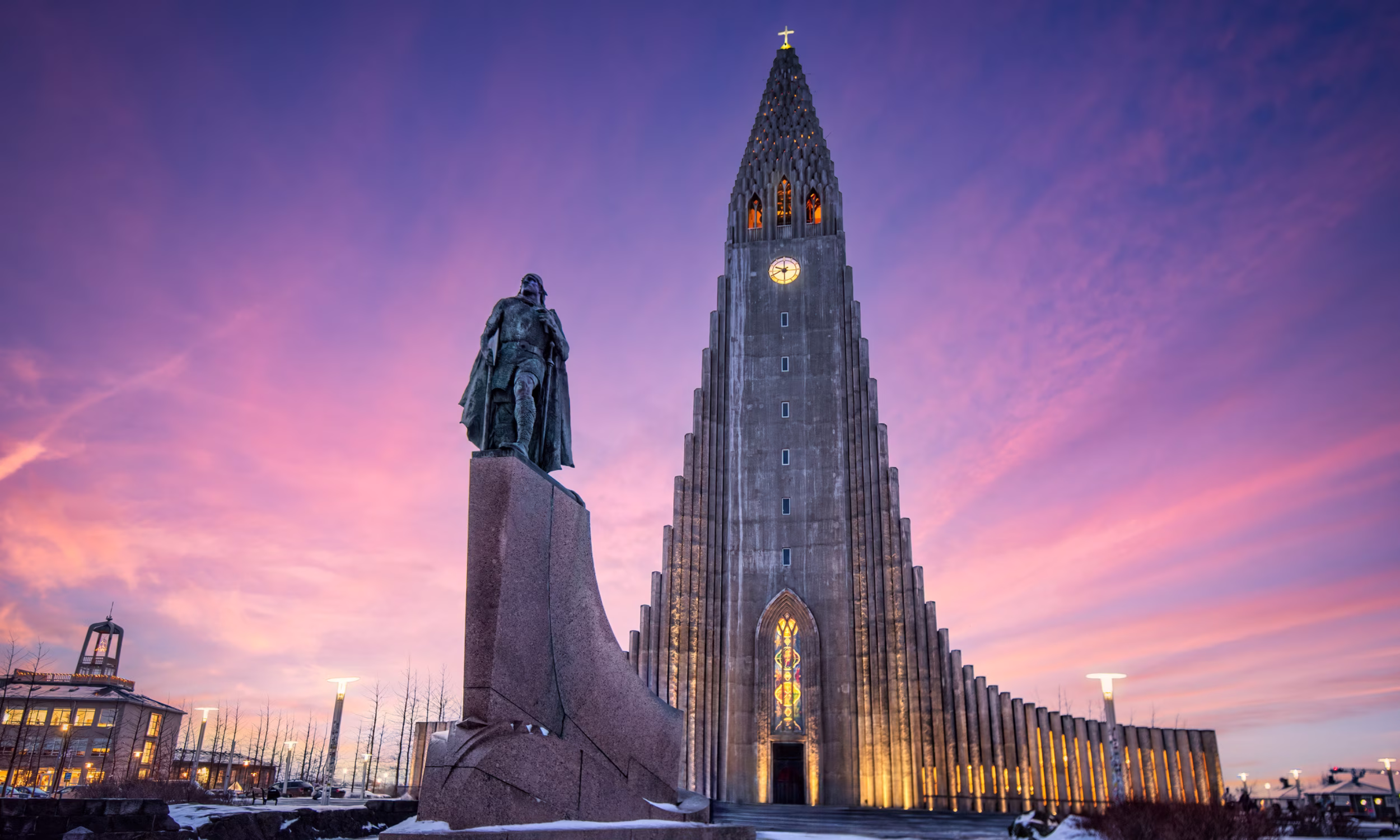 Skyline de Reykjavik ao entardecer, cidade romântica para lua de mel na Islândia 
