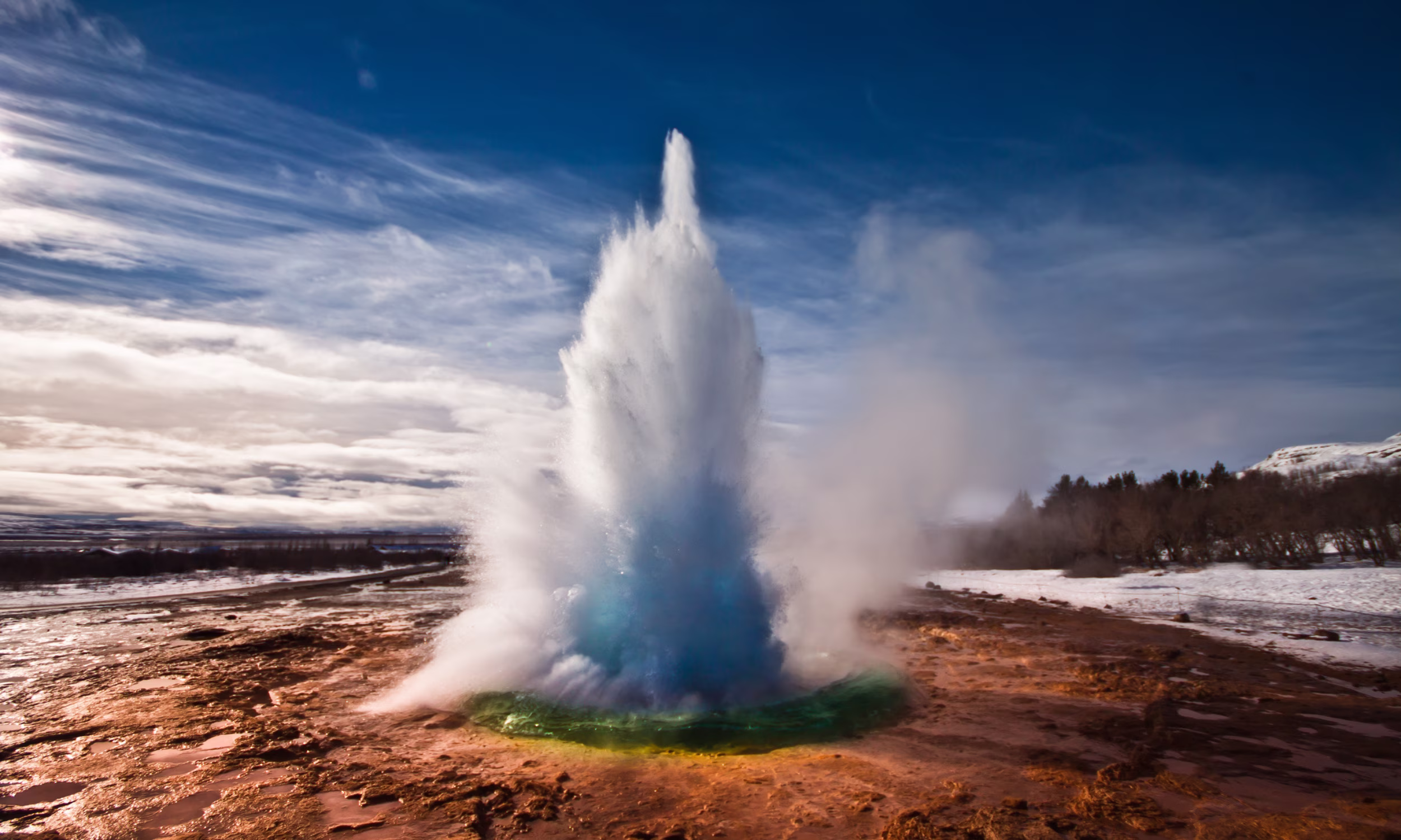 Geyser Strokkur em erupção no Círculo Dourado, experiência natural impressionante em lua de mel 