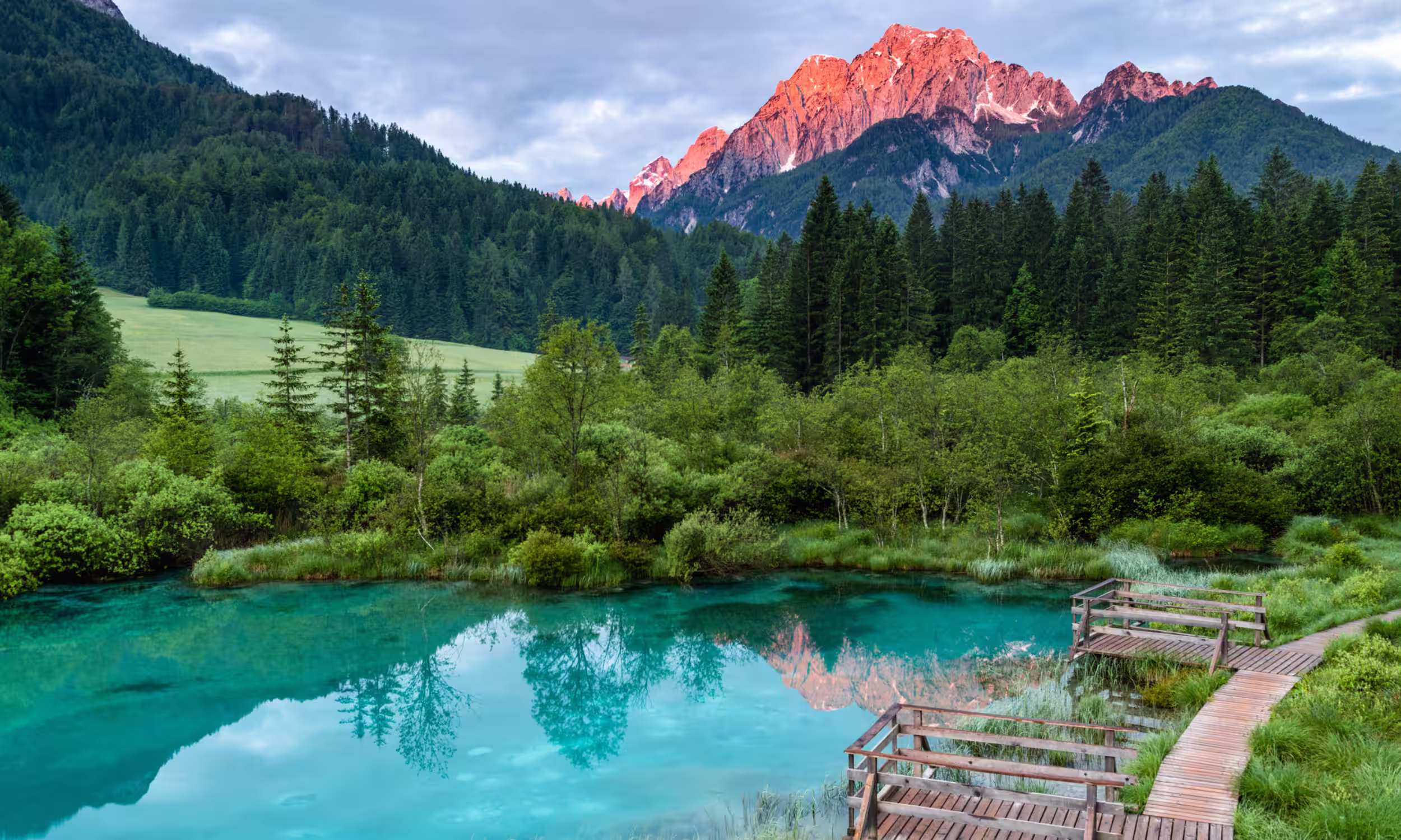 Reserva Natural de Zelenci com lago turquesa e montanhas, cenário romântico para lua de mel 
