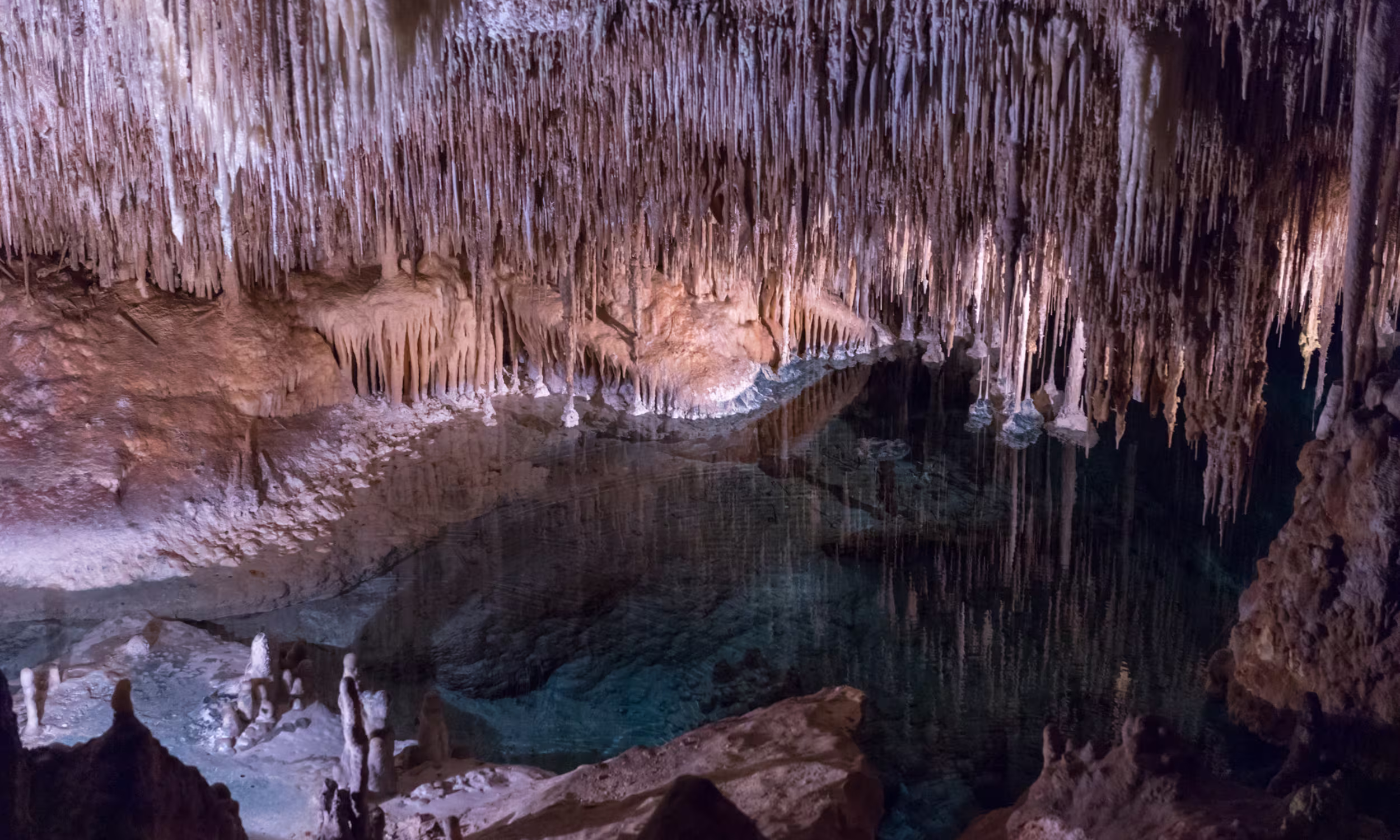 Estalactites e estalagmites na Gruta de Postojna, experiência natural única em lua de mel 