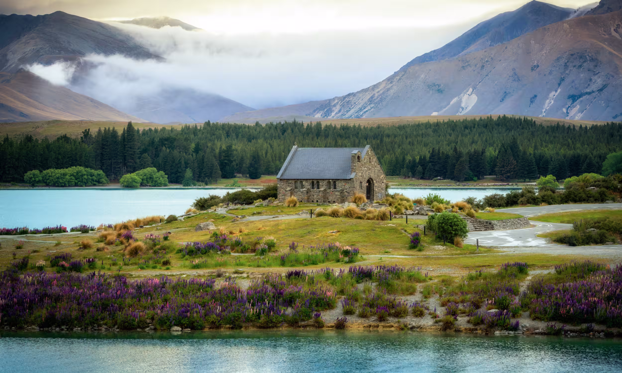 Lago Tekapo com igreja e montanhas, cenário romântico para lua de mel na Nova Zelândia 