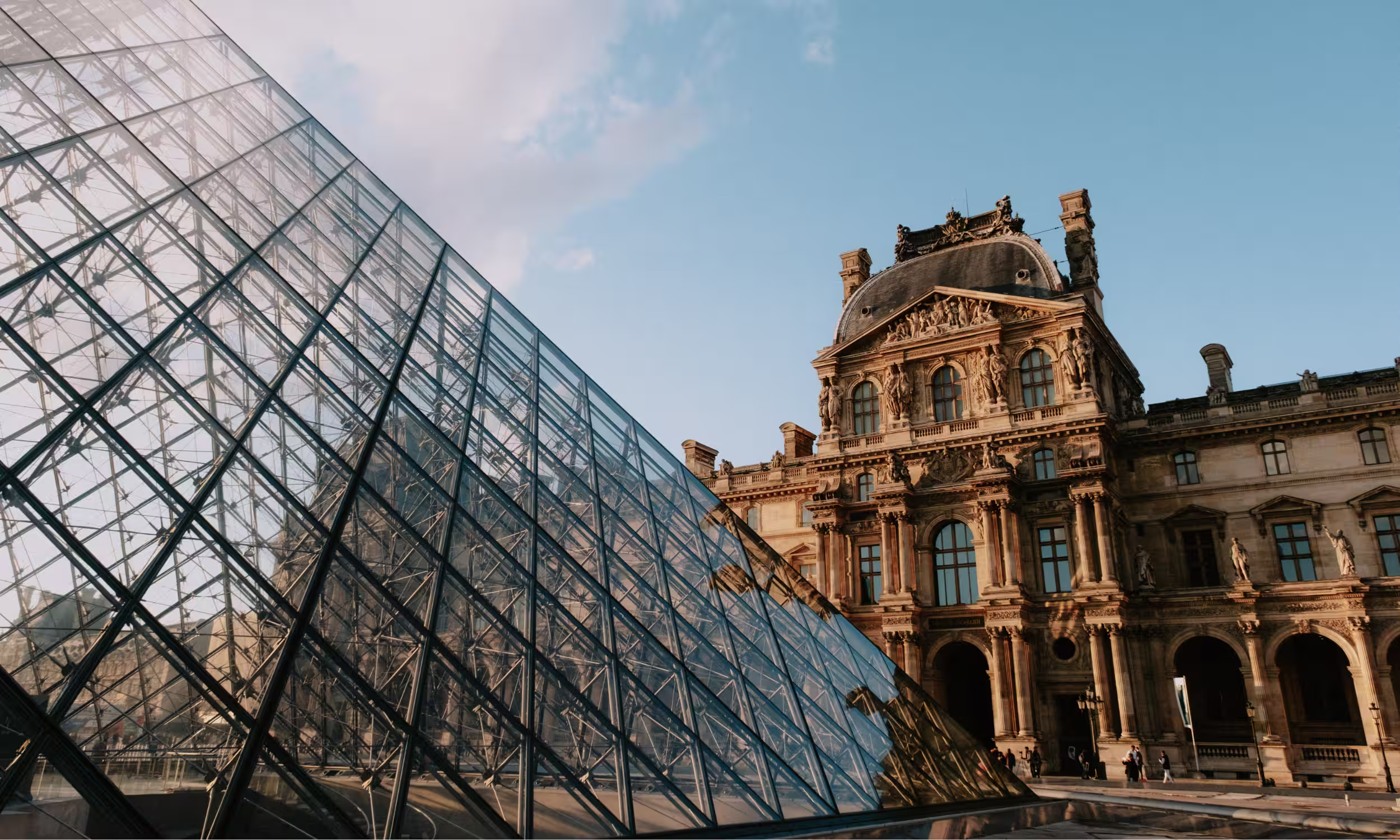 Museu do Louvre e pirâmide de vidro em Paris, experiência cultural romântica em lua de mel 