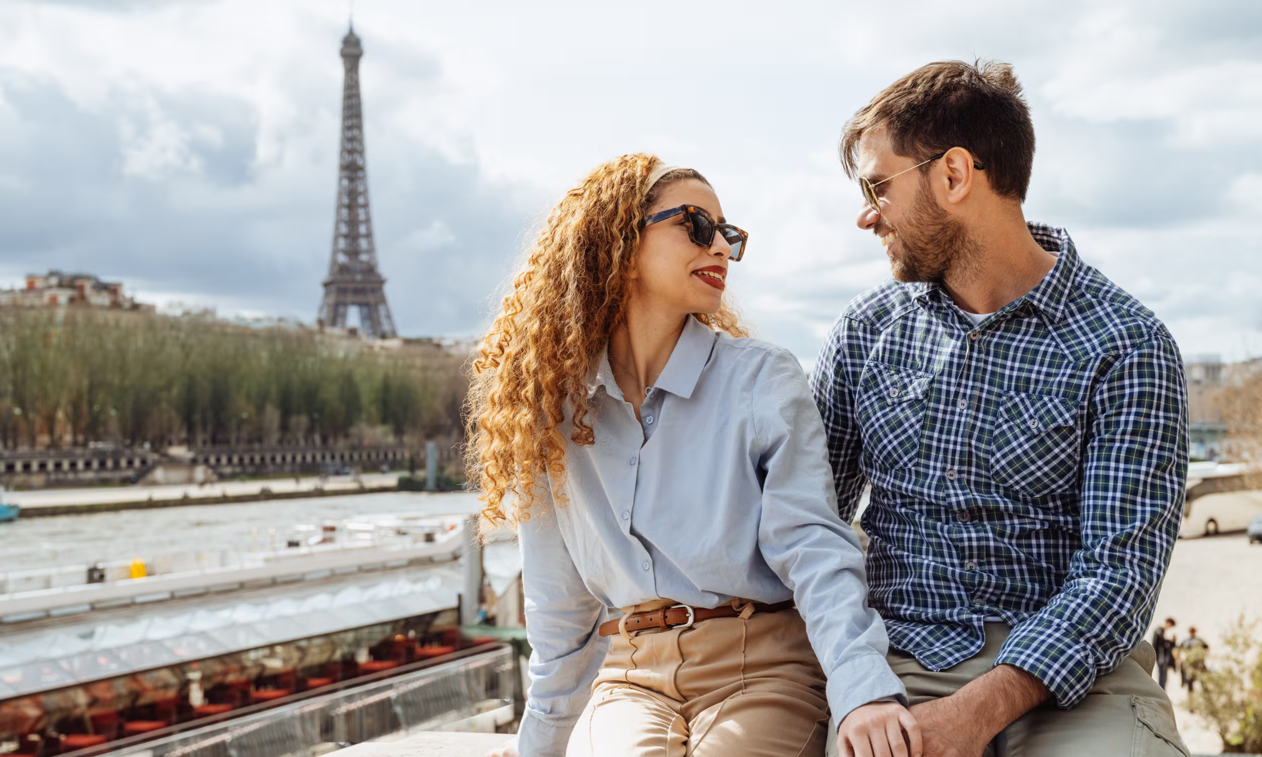 Casal romântico com vista para a Torre Eiffel, lua de mel em Paris 