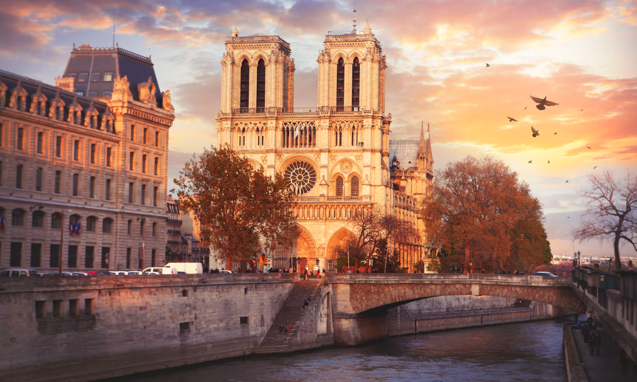 Catedral de Notre-Dame e Rio Sena ao pôr do sol, cenário romântico para lua de mel em Paris 