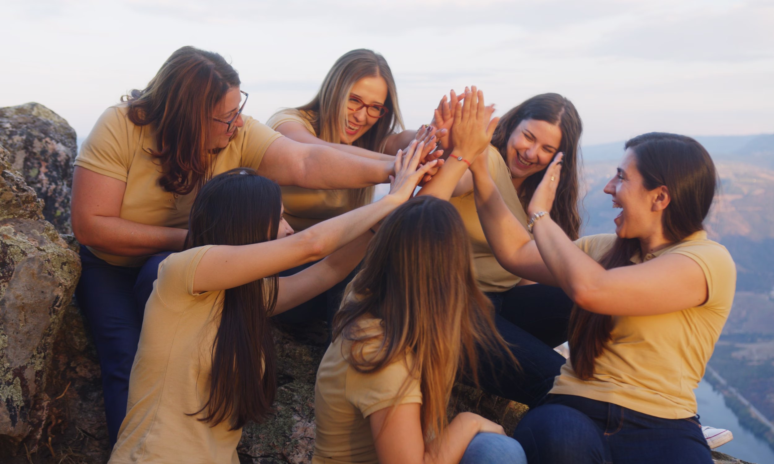 Equipa da Honeymooners a planear experiências de lua de mel personalizadas