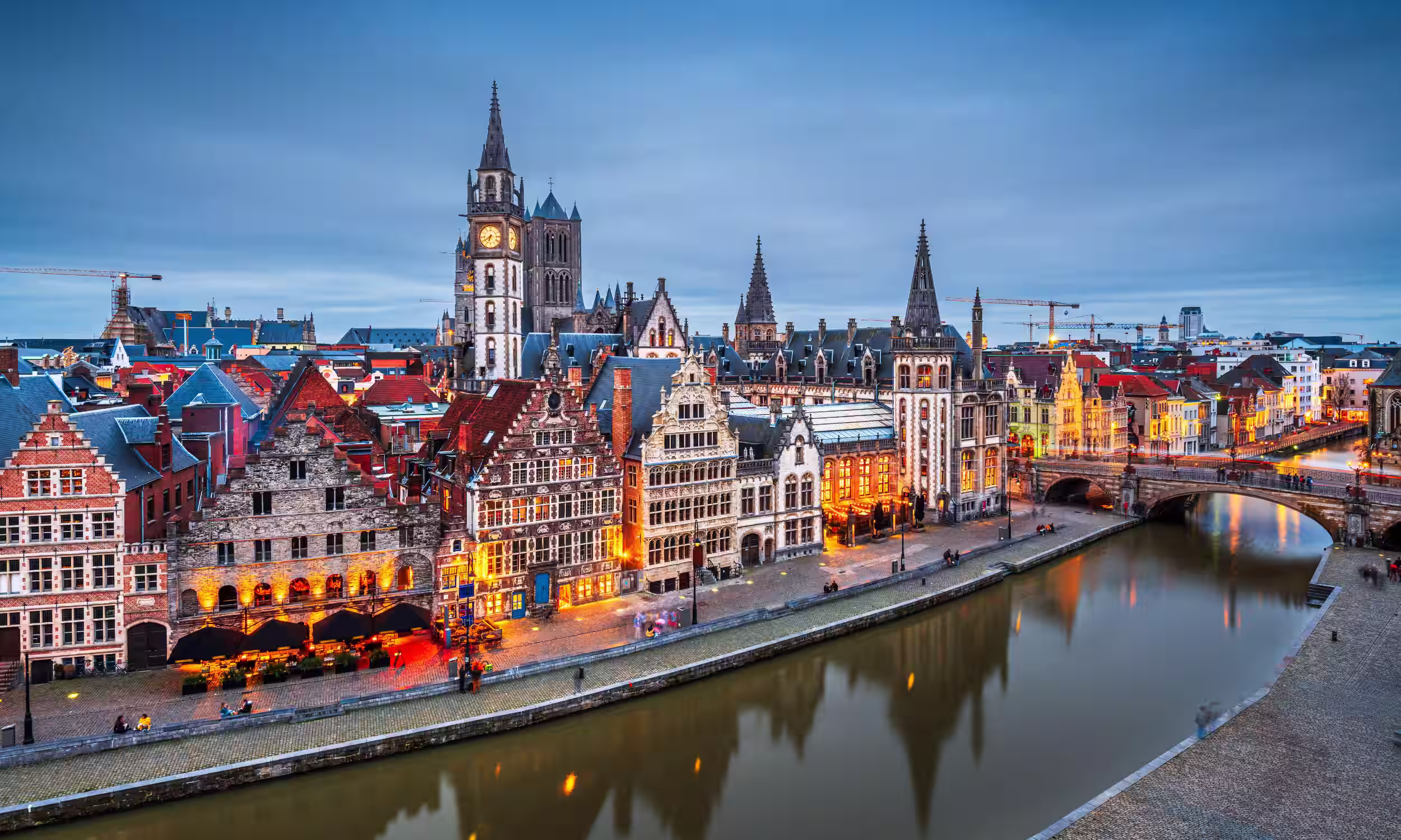 Vista ribeirinha de Ghent com arquitetura medieval, numa experiência urbana e romântica para uma lua de mel na Bélgica.
