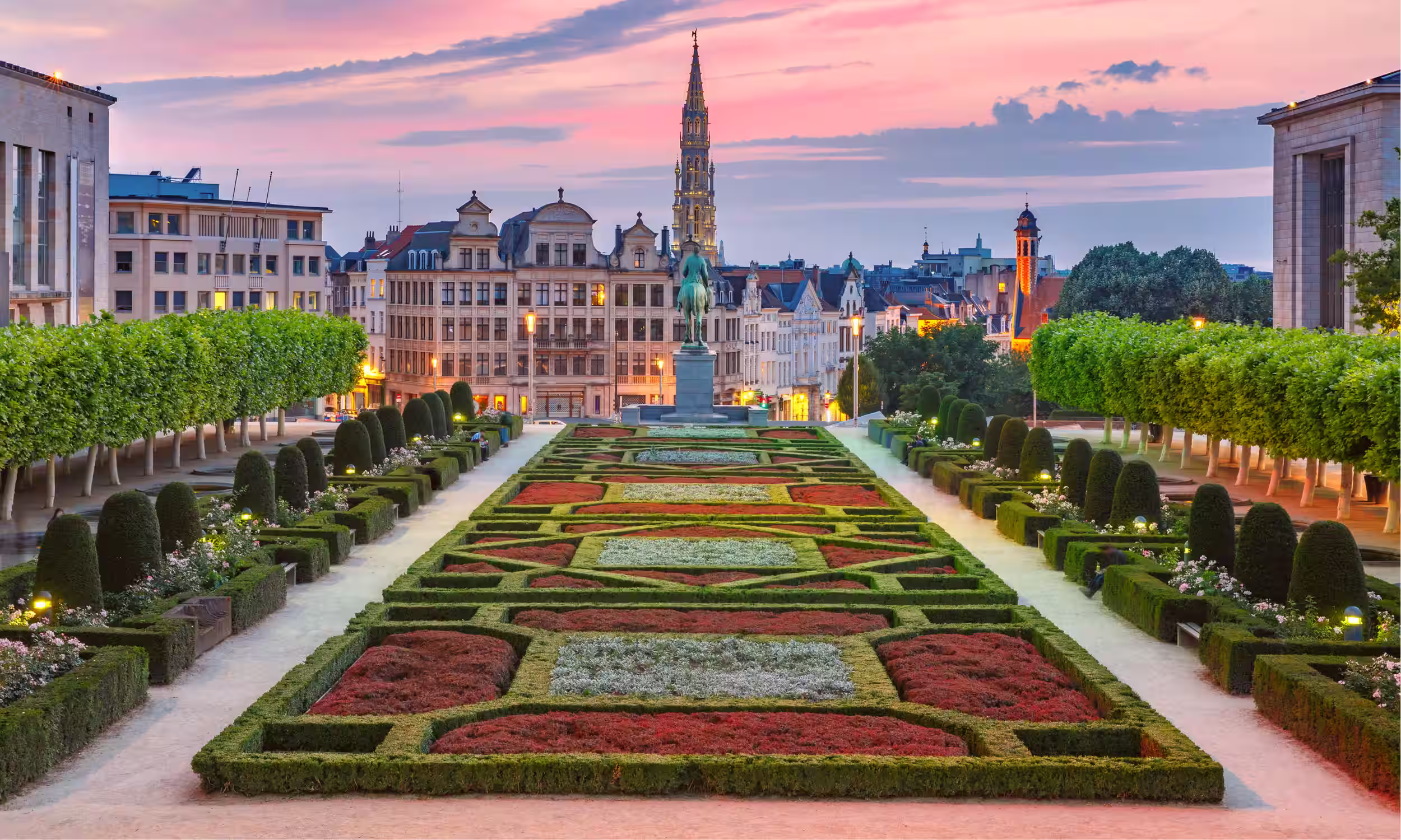 Jardins de Mont des Arts em Bruxelas, com vista sobre a cidade e paisagismo formal numa lua de mel na Bélgica.