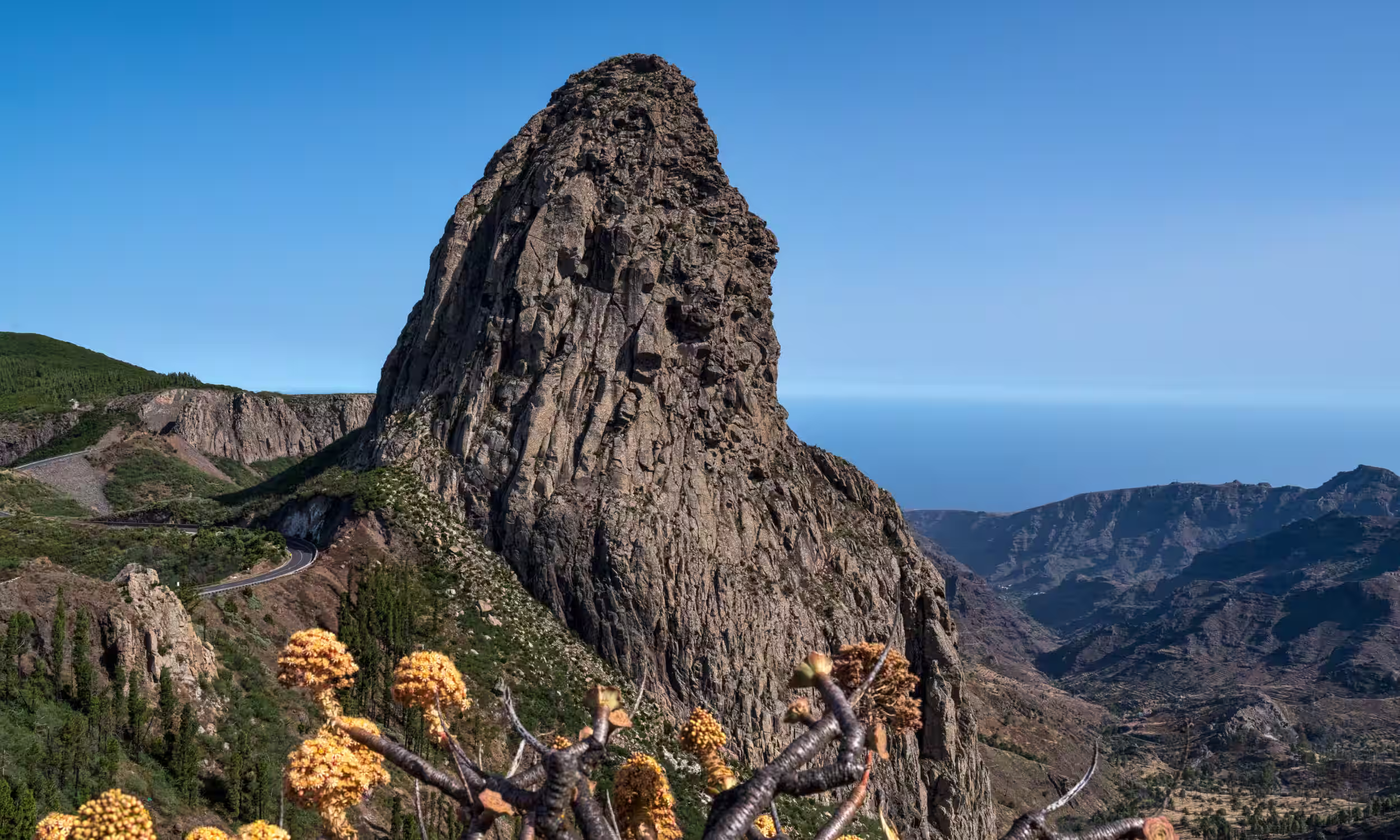 Los Roques em La Gomera, com formações vulcânicas marcantes e paisagem montanhosa numa lua de mel nas Ilhas Canárias.