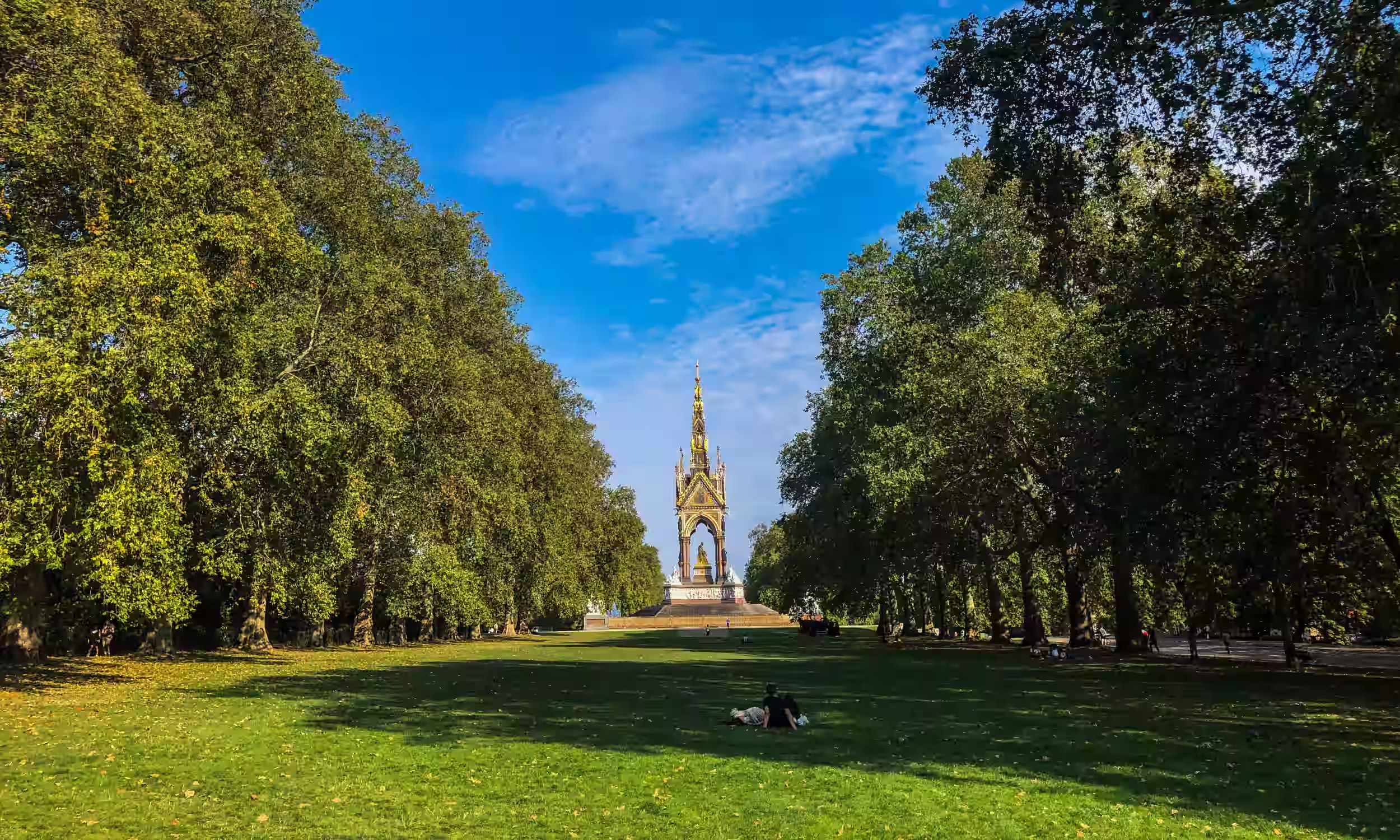 Hyde Park em Londres, com relvados verdes, árvores e ambiente tranquilo.
