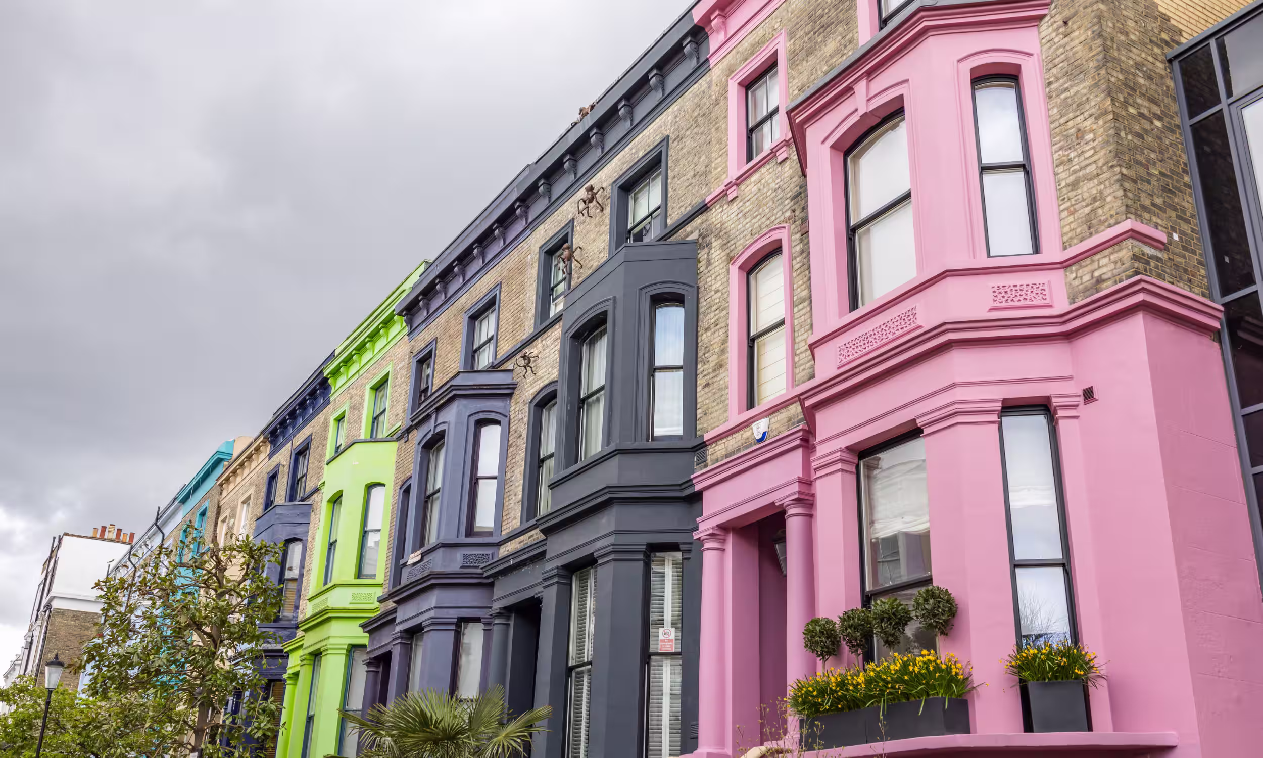 Casas coloridas em Notting Hill, um dos bairros mais encantadores de Londres.